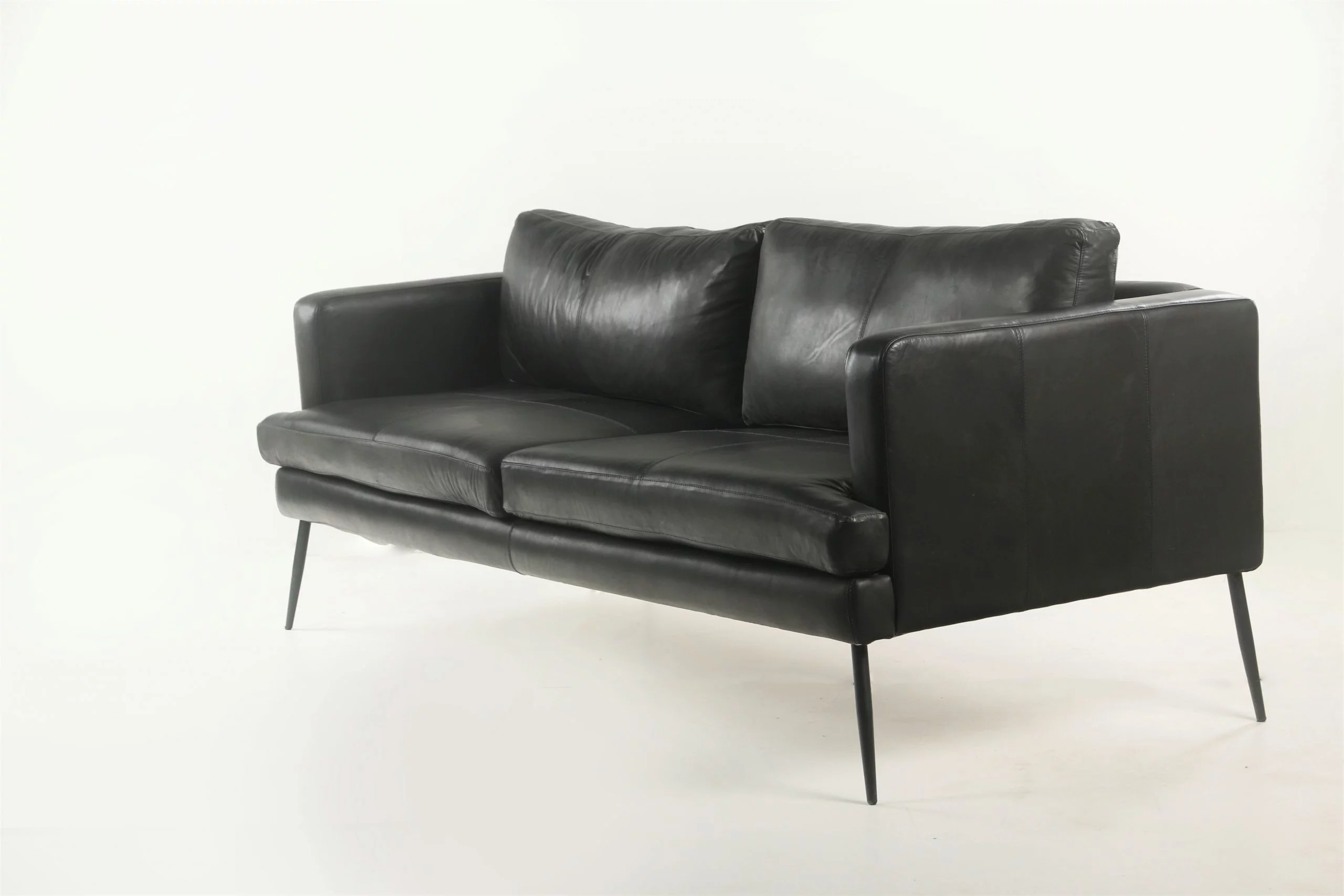 Sofá de Cuero – Slim Sasiori Color Foblack, asiento liso, Cuero 100% Natural Uruguayo.