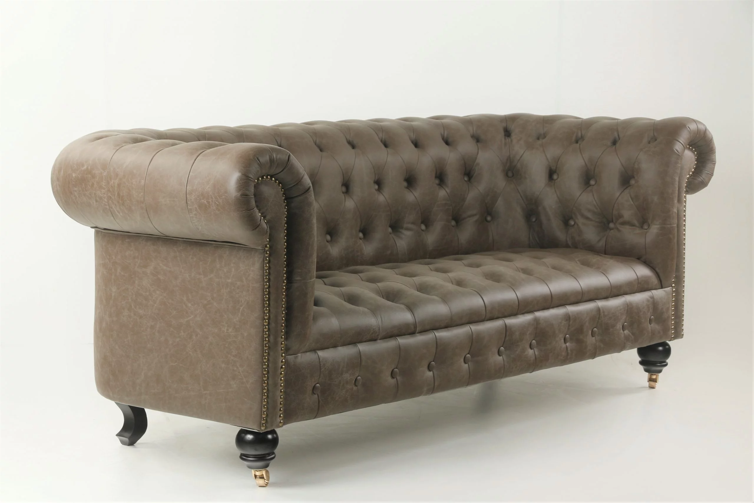 Sofá de Cuero – Chesterfield Color Desert Gray, Capitoné completo, respaldo curvo inglés, Cuero 100% Natural Uruguayo – Ancho 205 cm – Oferta