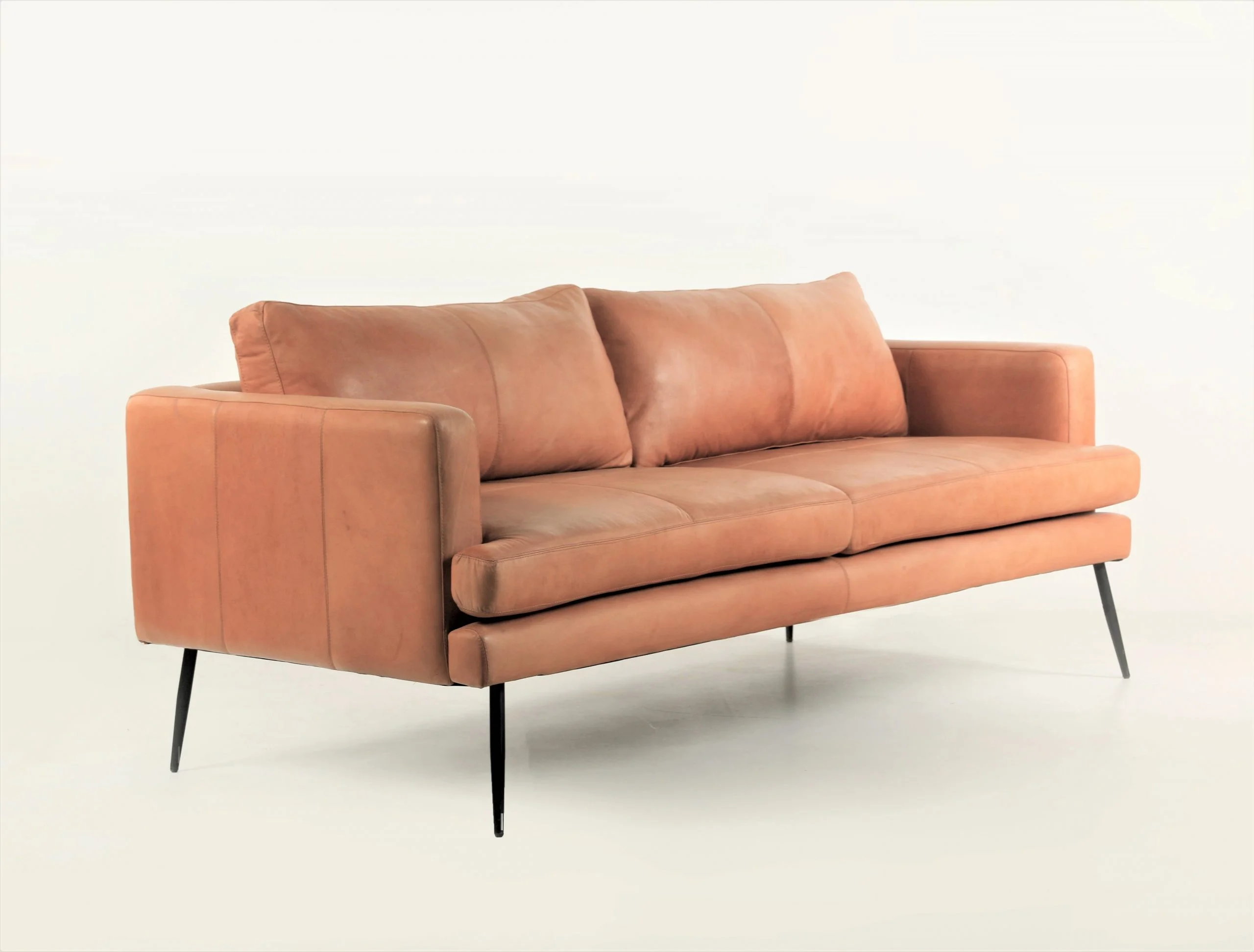 Sofá de Cuero – Slim Sasiori Color Foterracota, asiento liso, Cuero 100% Natural Uruguayo.