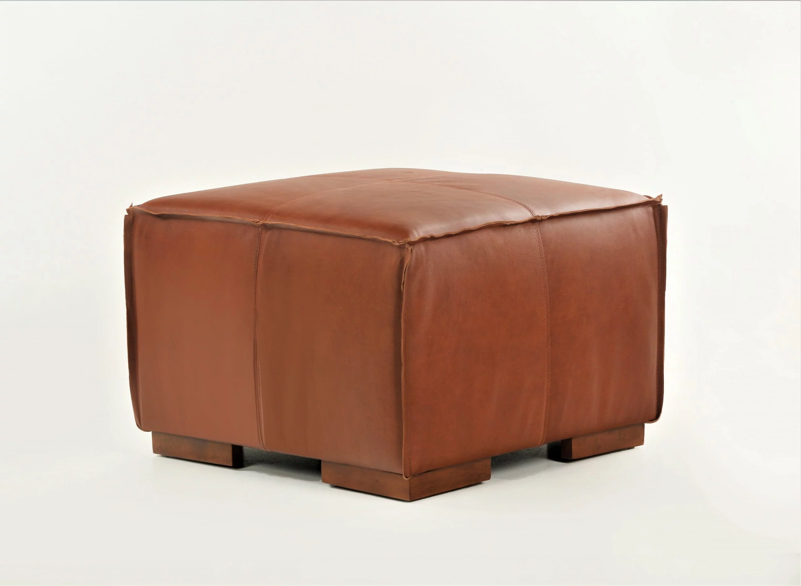 Pouf de Cuero – Tenor, Color Fargo Whiskey, 60x60x45cm,  Cuero 100% Natural Uruguayo – Oferta
