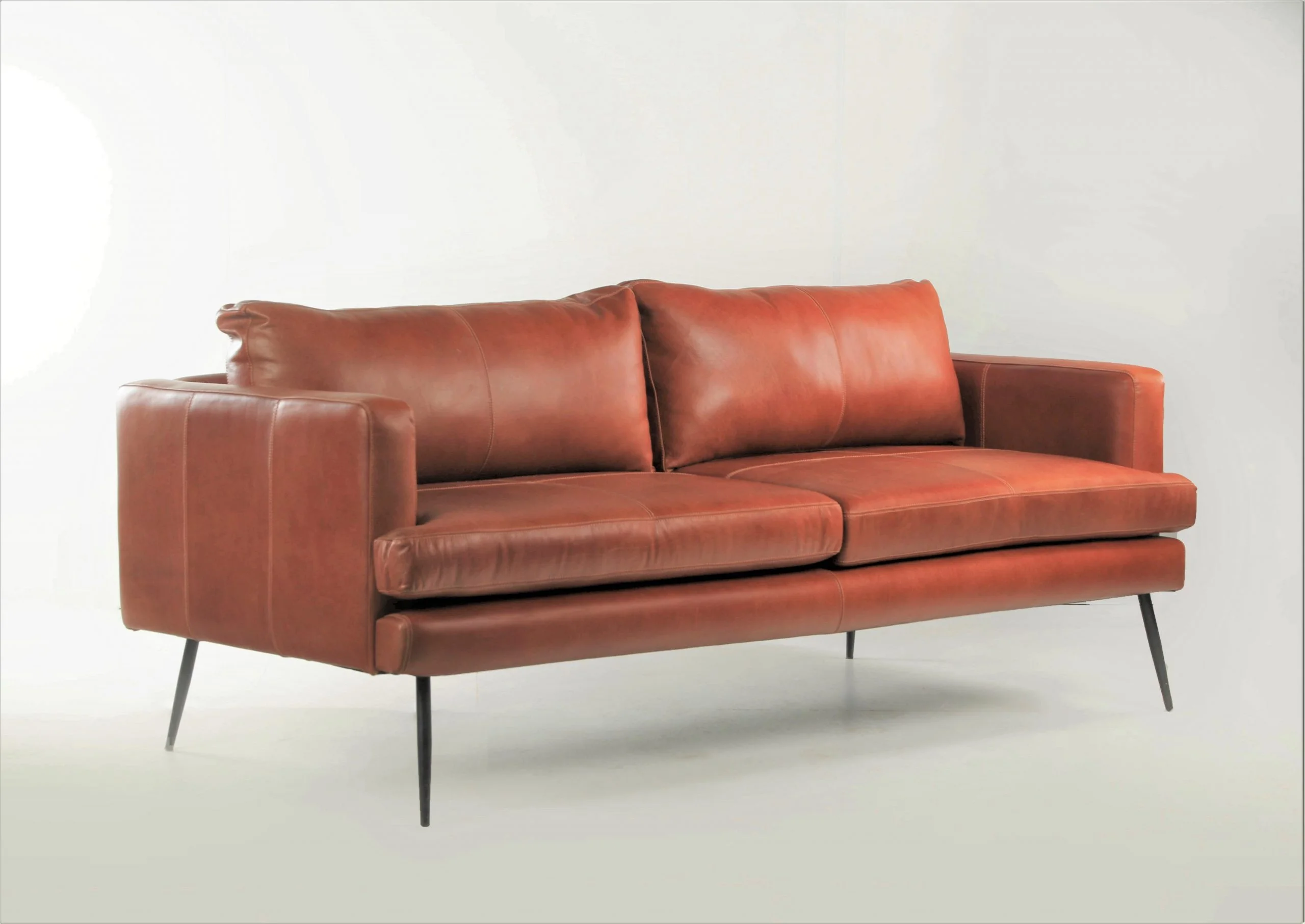 Sofá de Cuero – Slim Sasiori Color Fargo Whiskey, asiento liso, Cuero 100% Natural Uruguayo.