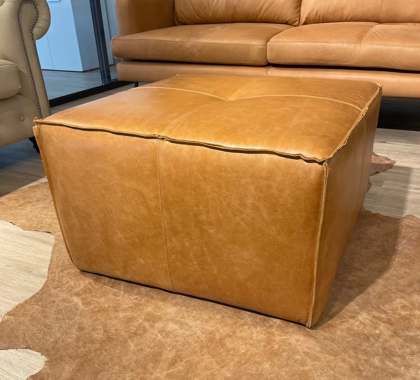 Pouf de Cuero – Tenor, Color Riga Honey, 70x70x45cm,  Cuero 100% Natural Uruguayo – Oferta