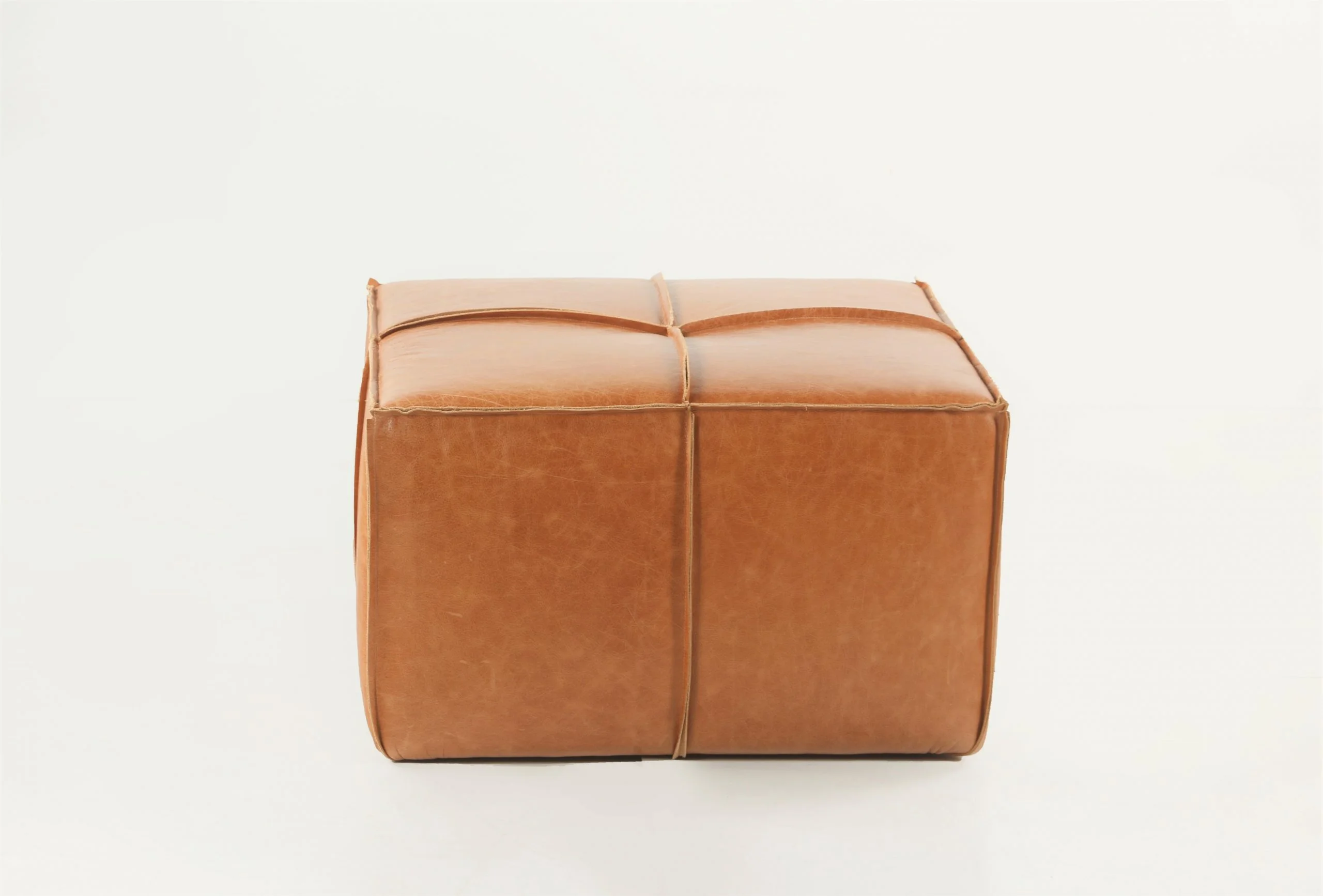 Pouf de Cuero – Tenor, Color Riga Honey, 70x70x45cm, Costura Seccionada, Cuero 100% Natural Uruguayo.