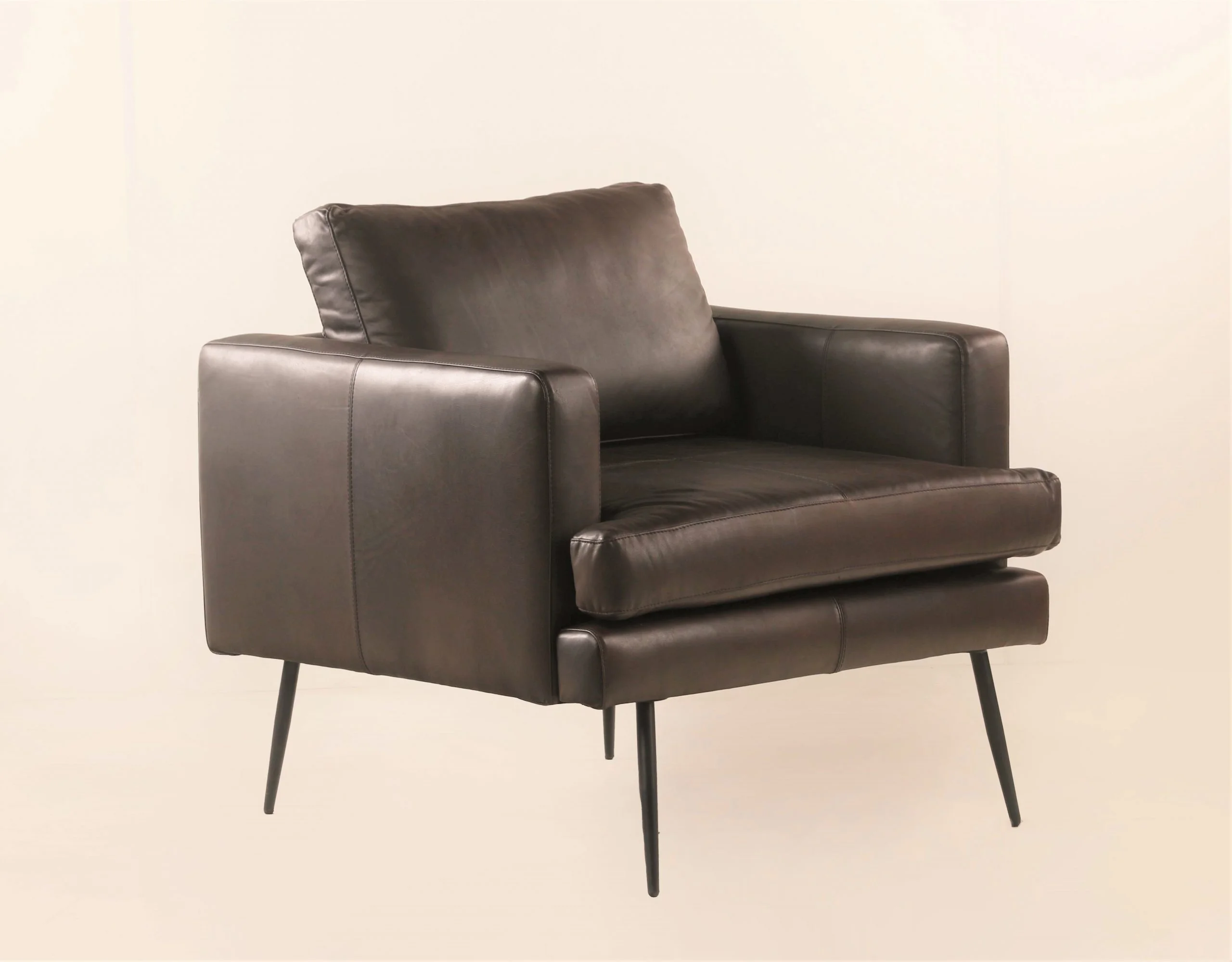 Sillón de Cuero – Slim Sasiori Color Testadimoro, 90cm Ancho, Asiento Liso, Cuero 100% Natural Uruguayo – Oferta