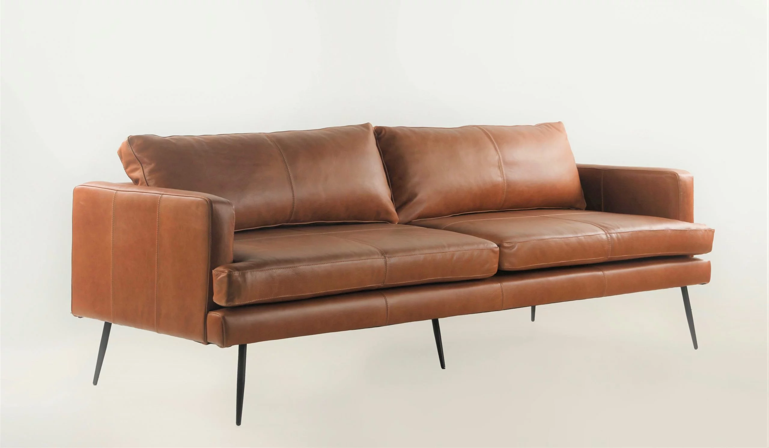 Sofá de Cuero – Slim Sasiori Color Fargo Tan, asiento liso, Cuero 100% Natural Uruguayo.