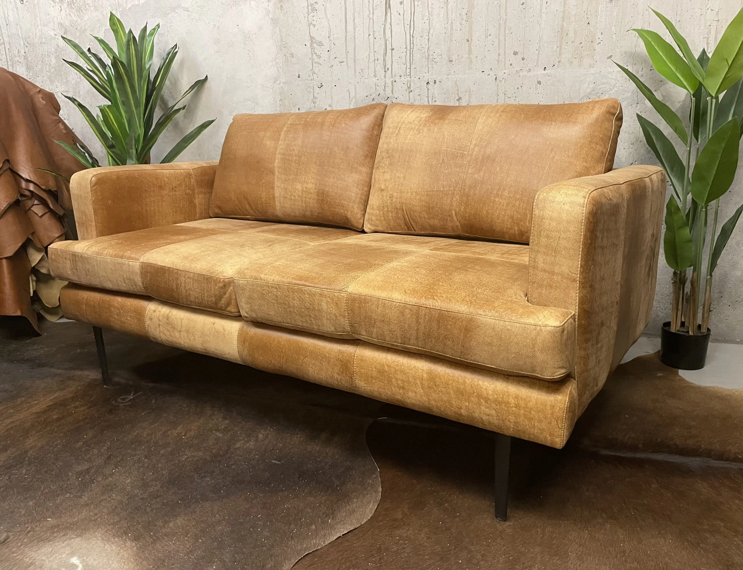 Sofá de Cuero – Slim Sasiori Color Milagro Whiskey, asiento liso, Cuero 100% Natural Uruguayo.