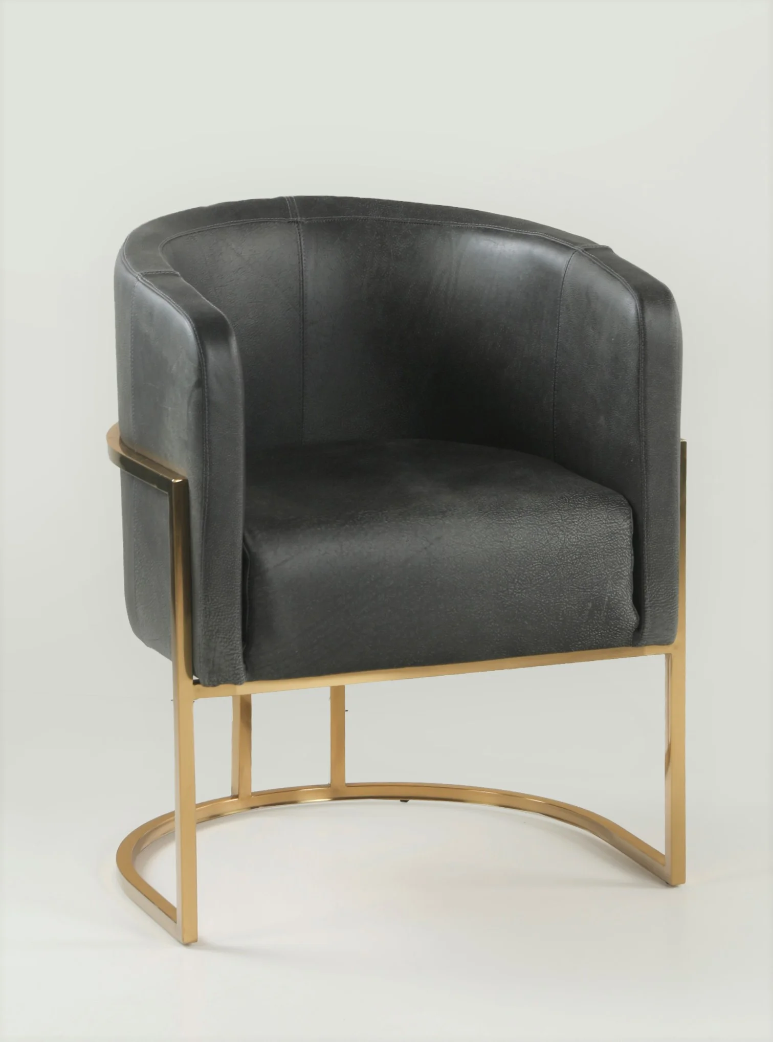 Poltrona de Cuero y Metal dorado – Véneto,  Color milagro gris Asiento Liso, Cuero 100% Natural Uruguayo