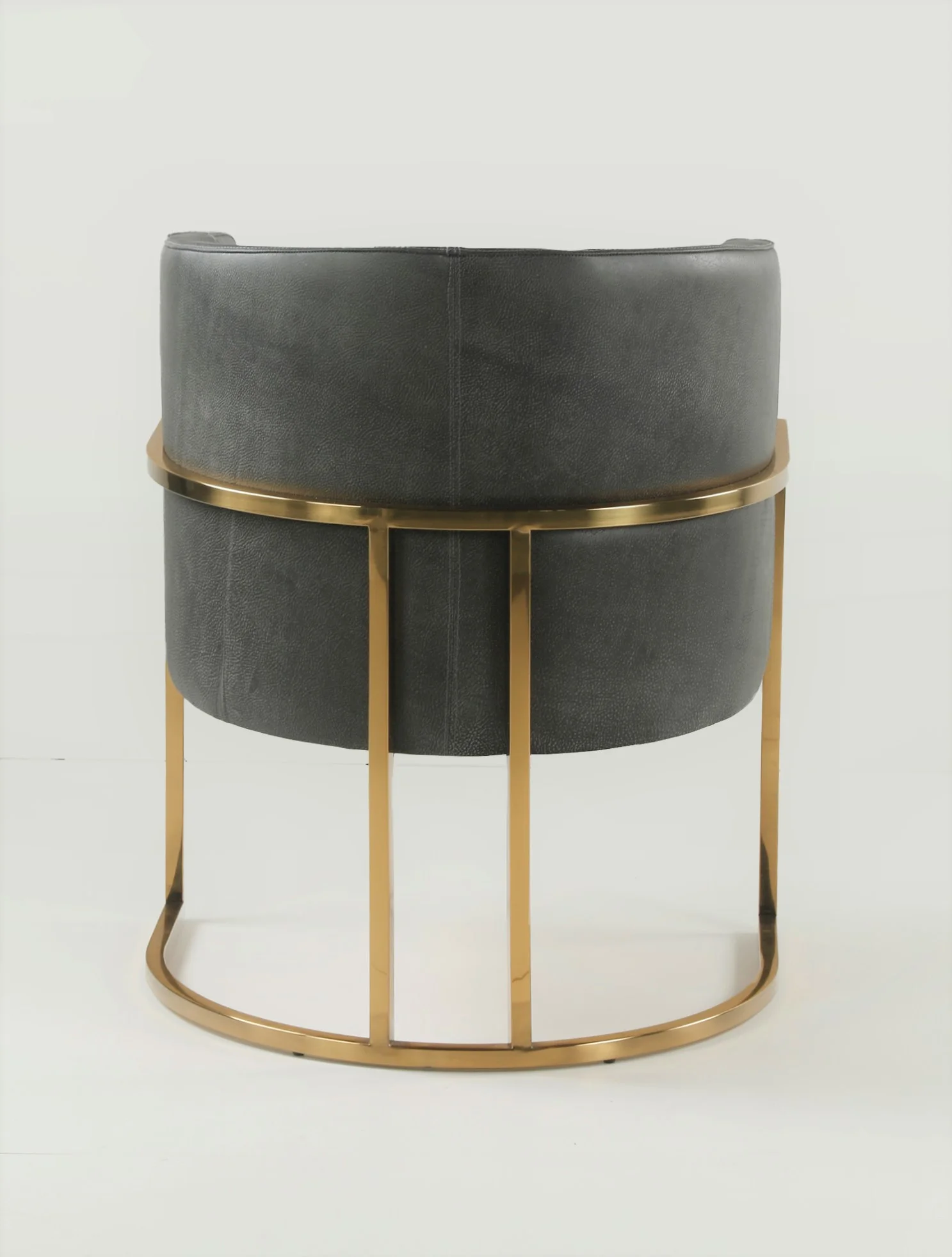 Poltrona de Cuero y Metal dorado – Véneto,  Color milagro gris Asiento Liso, Cuero 100% Natural Uruguayo 3