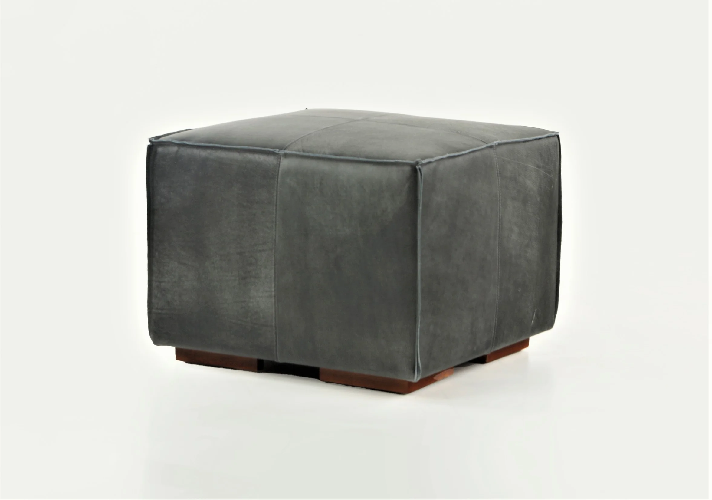 Pouf de Cuero – Tenor, Color Riga Honey, 60x60x45cm,  Cuero 100% Natural Uruguayo.