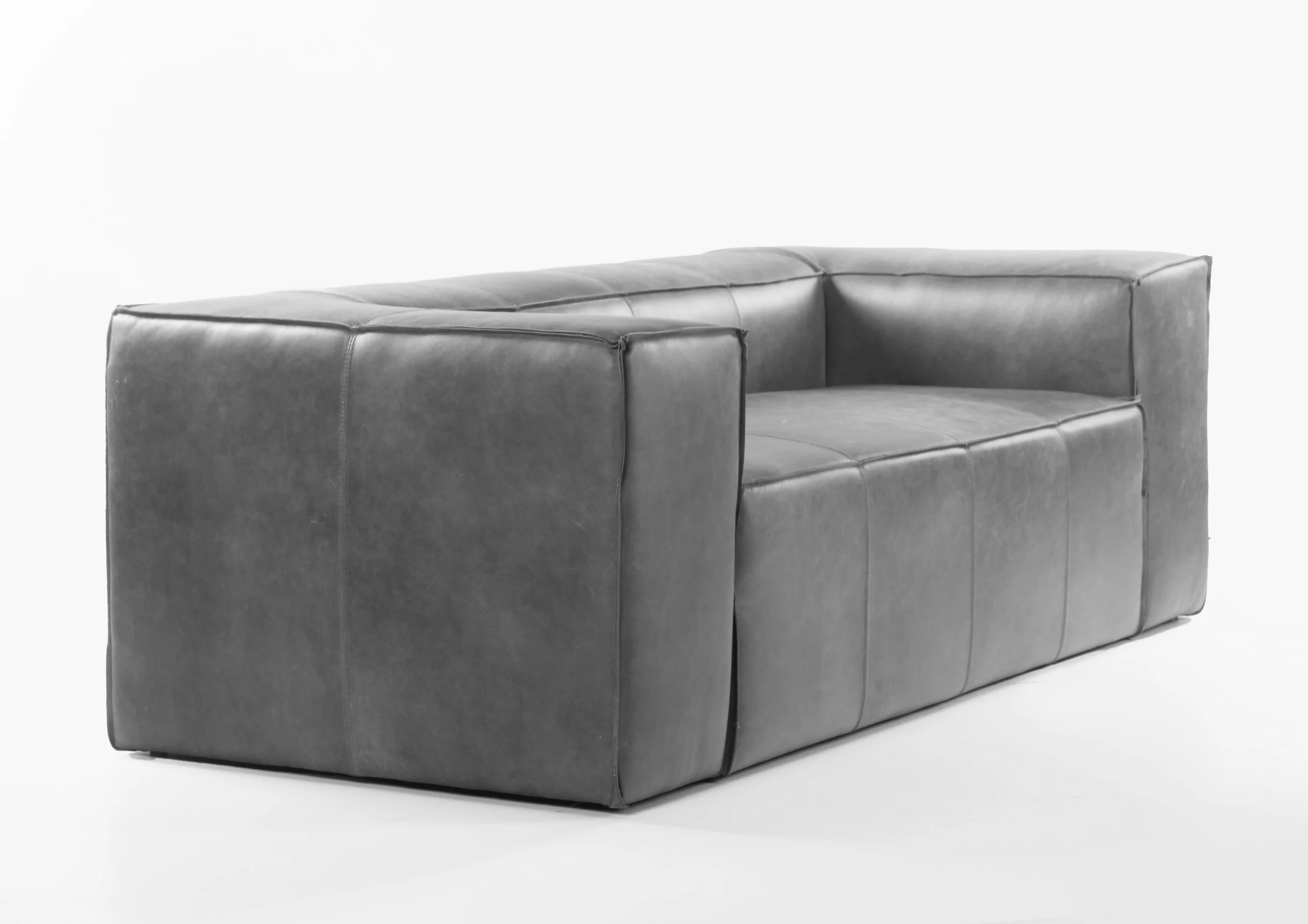 Sofá de Cuero – Tenor Rm, Color Fargo Light Gray, Cuero 100% Natural Uruguayo.