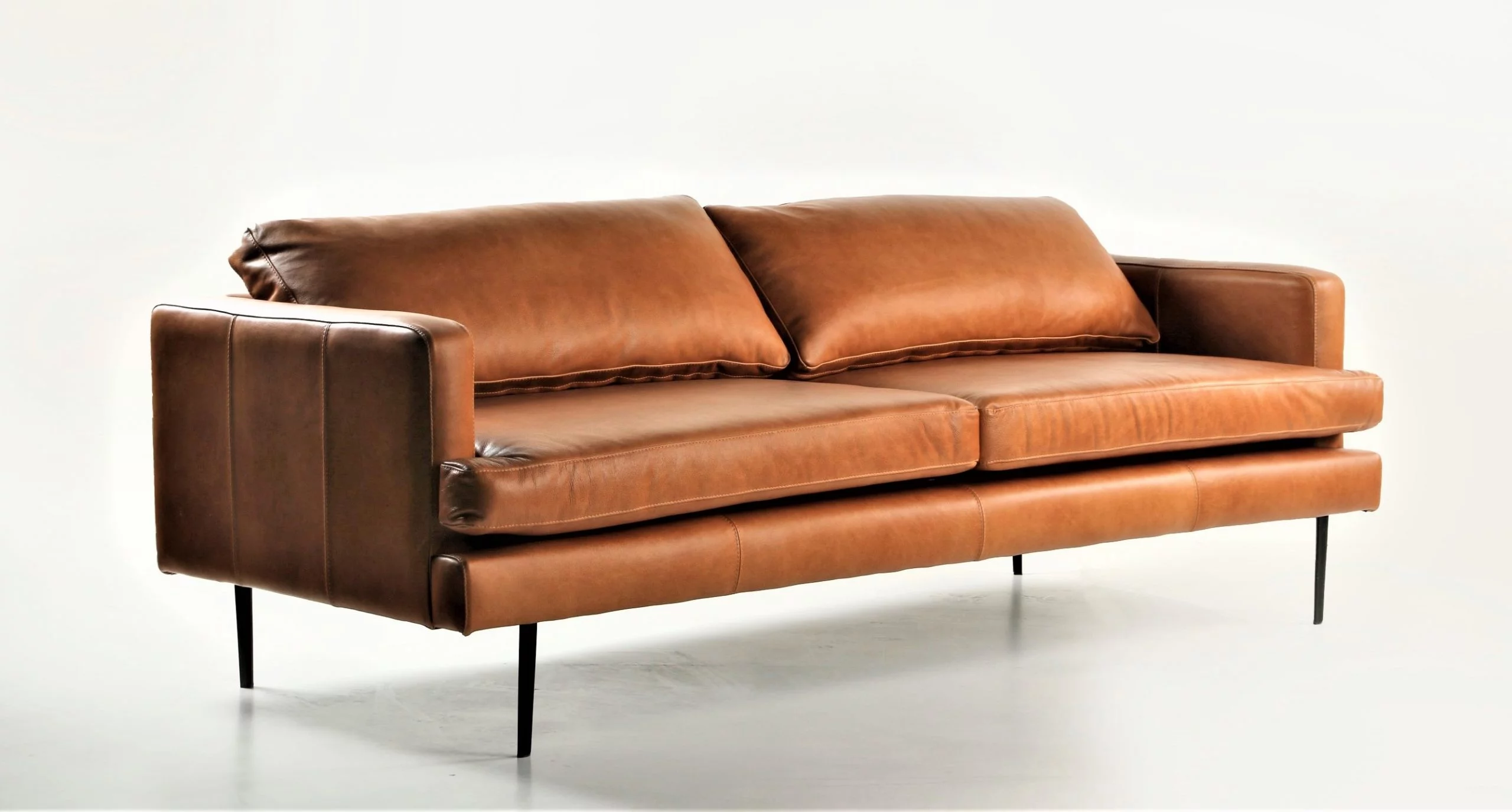 Sillon de Cuero – Slim Sasiori Color Fargo Tan, 200cm Ancho, Cojines asiento y respaldo sin costuras, Cuero 100% Natural Uruguayo