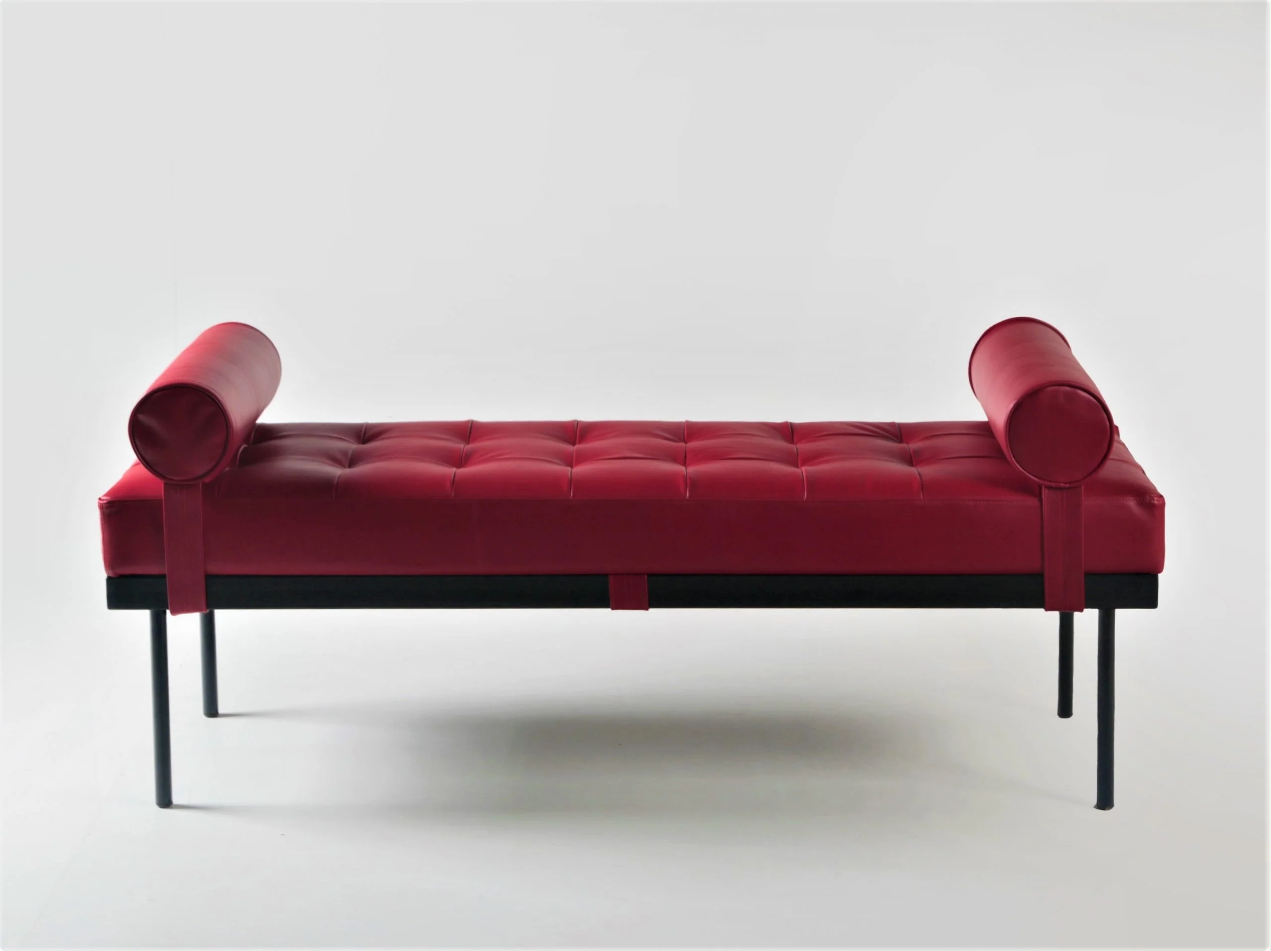 Banqueta de Cuero y Acero – Noma, Cuero Rojo Italiano, 100% Natural Uruguayo