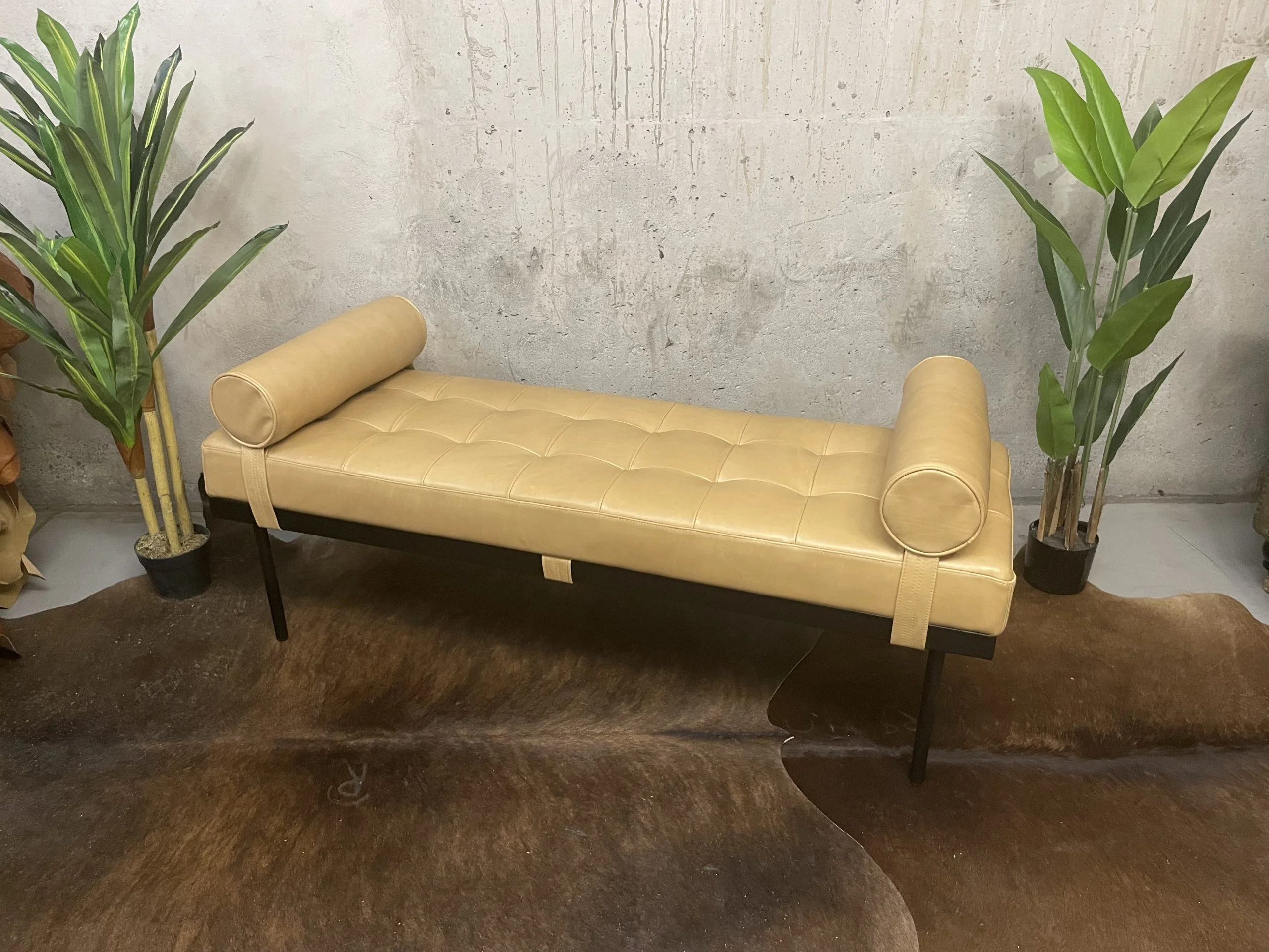 Banqueta de Cuero y Acero – Noma, Cuero Riga Beige,  100% Natural Uruguayo