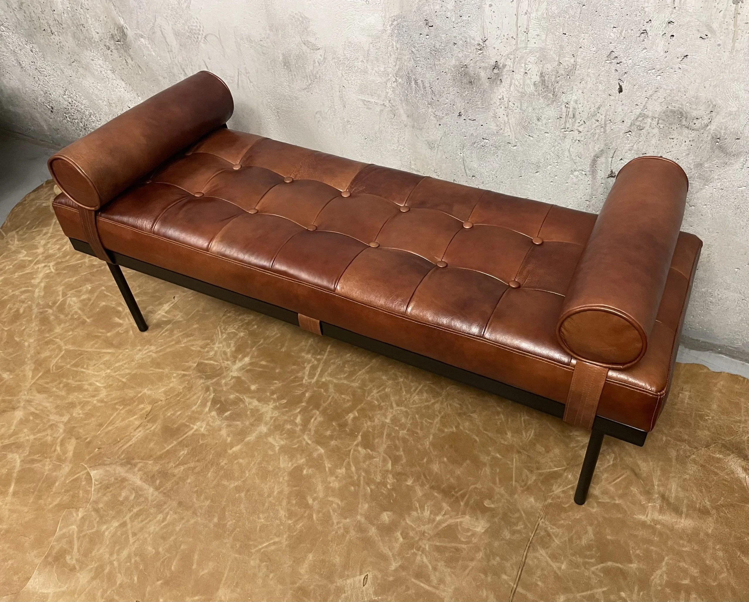 Banqueta de Cuero y Acero – Noma, con Botones, Cuero Hunter Red Brown 100% Natural Uruguayo