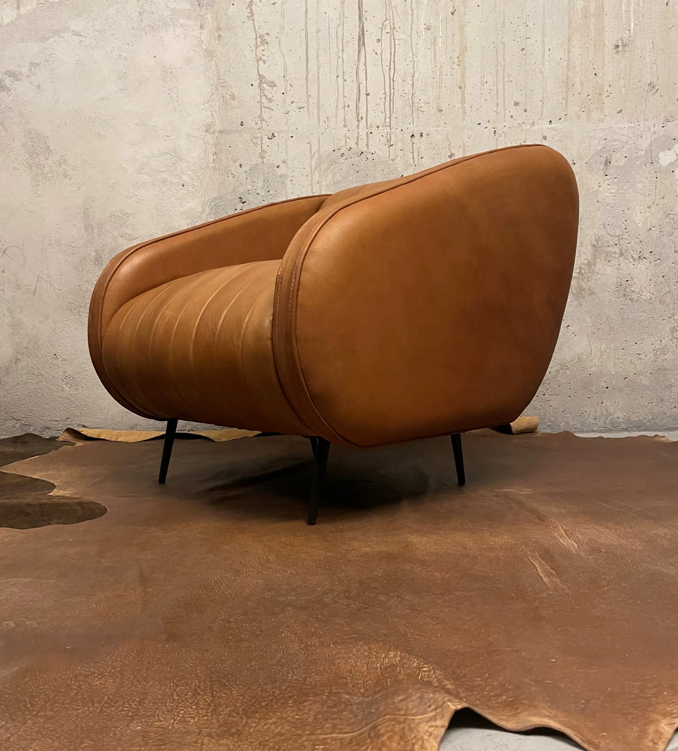 Sillón de Cuero – Club House, Color Rustic Bright Honey, 77cm ancho, asiento, respaldo y trasera con Franjas Verticales