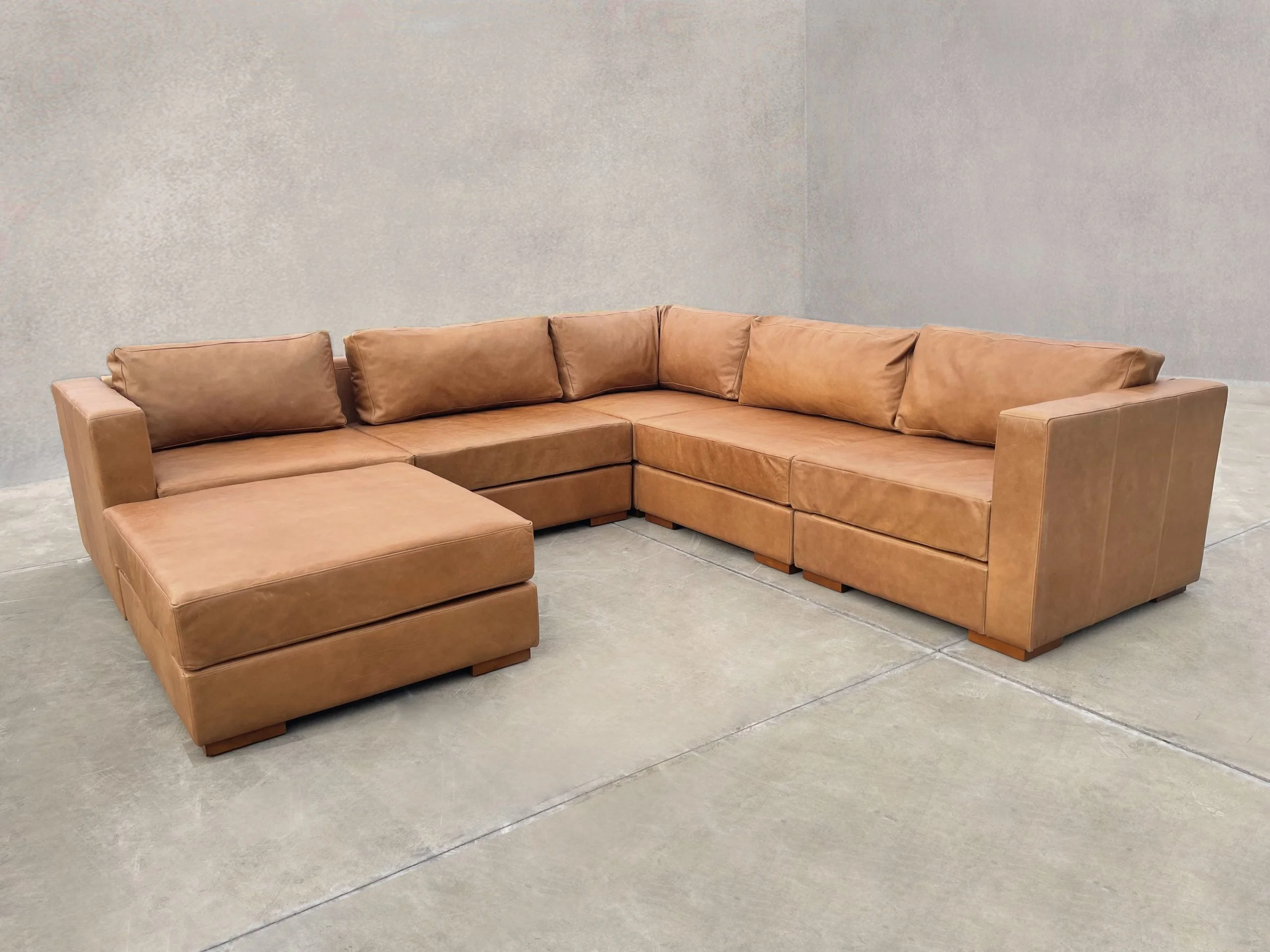 Modular Symphony en L, 5 módulos + pouf, Color Fargo Tan, Asiento Liso, con apoyabrazos, Cuero 100% Natural Uruguayo