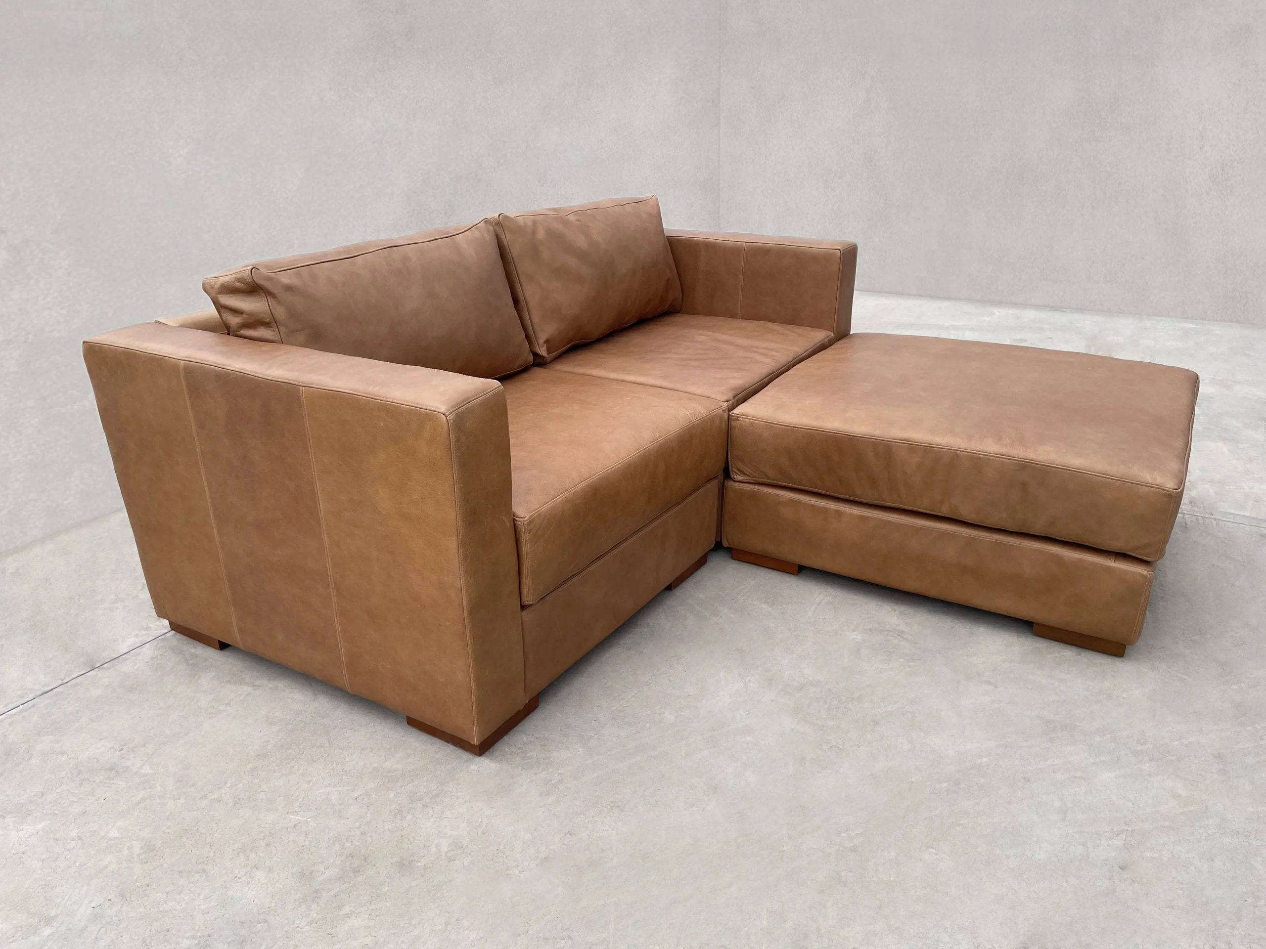 Modular Symphony Recto, 2 módulos + 1 pouf, Color Fargo Tan, Asiento Liso, con apoyabrazos, Cuero 100% Natural Uruguayo