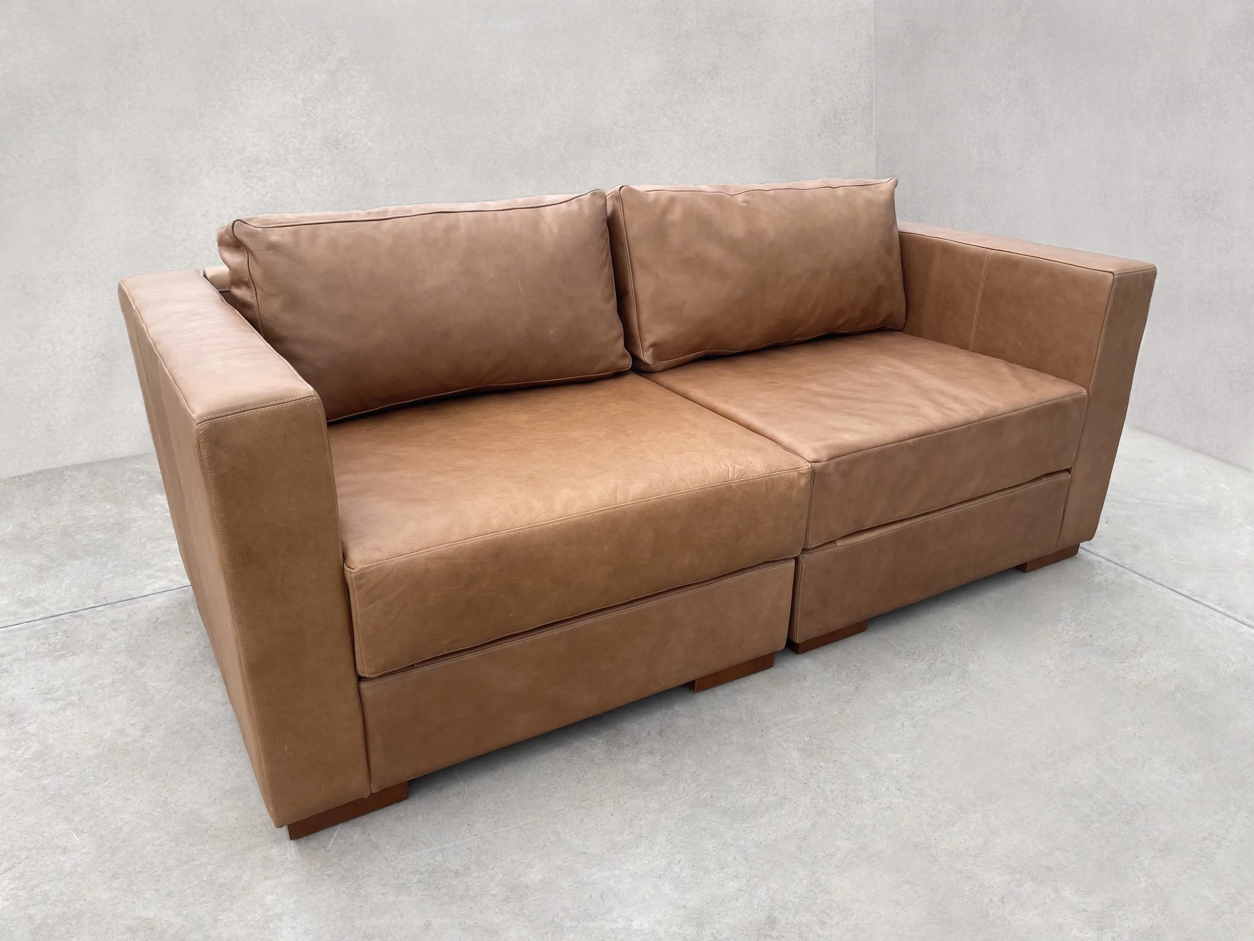 Modular Symphony Recto, 2 módulos, Color Fargo Tan, Asiento Liso, con apoyabrazos, Cuero 100% Natural Uruguayo
