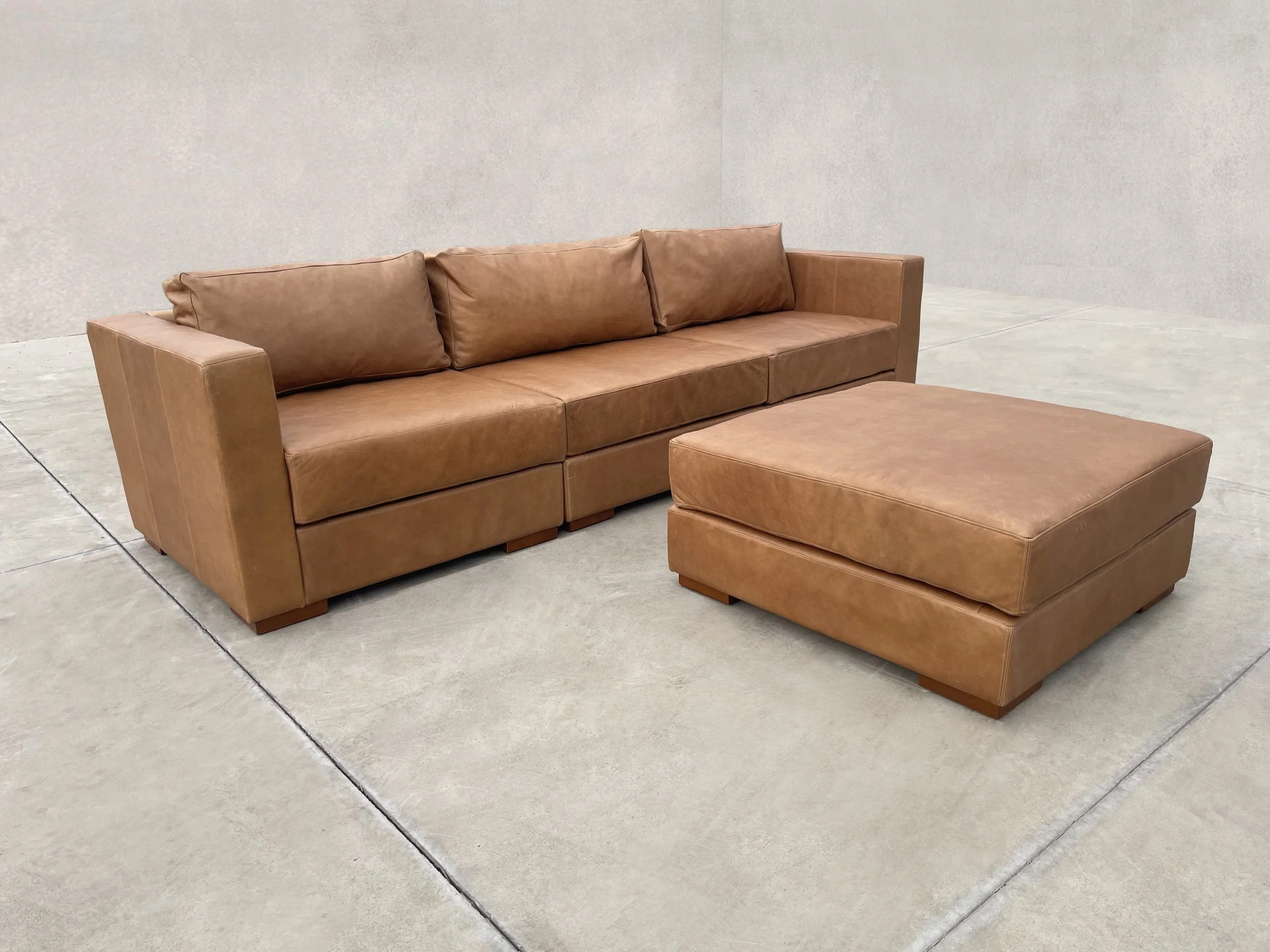 Modular Symphony Recto, 3 módulos +1 pouf, Color Fargo Tan, Asiento Liso, con apoyabrazos, Cuero 100% Natural Uruguayo