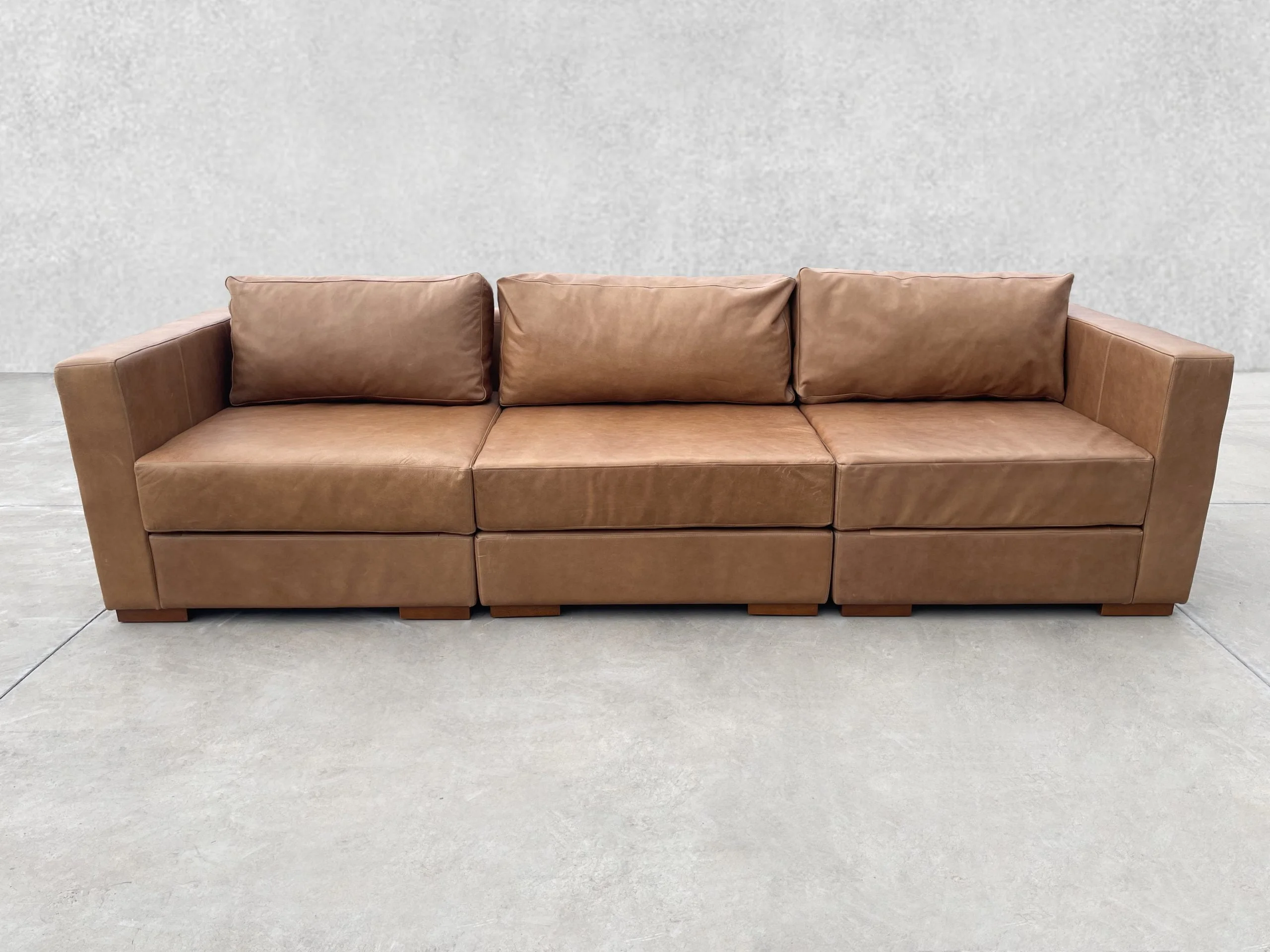 Modular Symphony Recto, 3 módulos, Color Fargo Tan, Asiento Liso, con apoyabrazos, Cuero 100% Natural Uruguayo