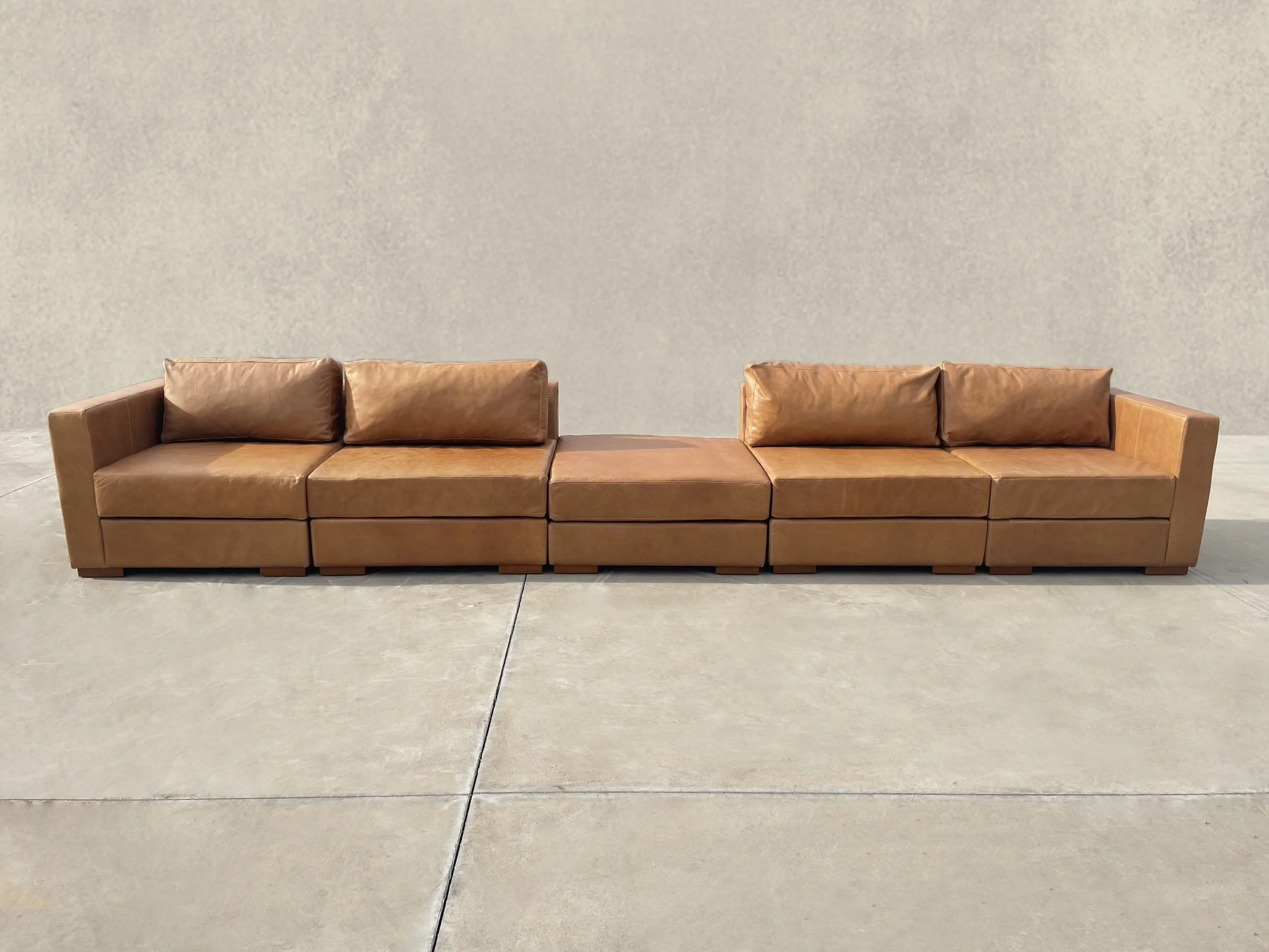 Modular Symphony Recto, 4 módulos + pouf, Color Fargo Tan, Asiento Liso, con apoyabrazos, Cuero 100% Natural Uruguayo