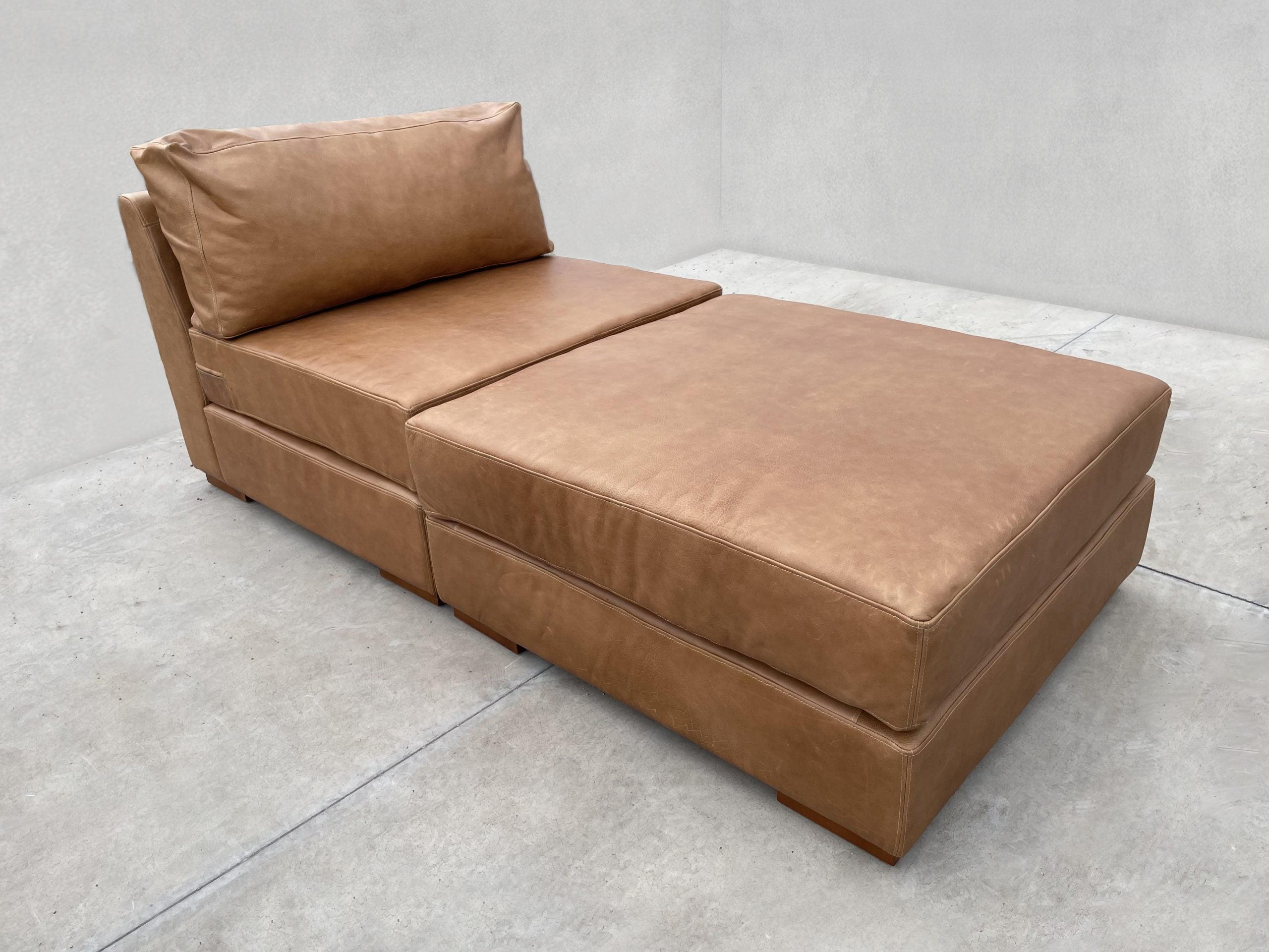 Modular Symphony Seat-Bed, 1 modulo +1 pouf, Color Fargo Tan, Asiento Liso, sin brazos Cuero 100% Natural Uruguayo