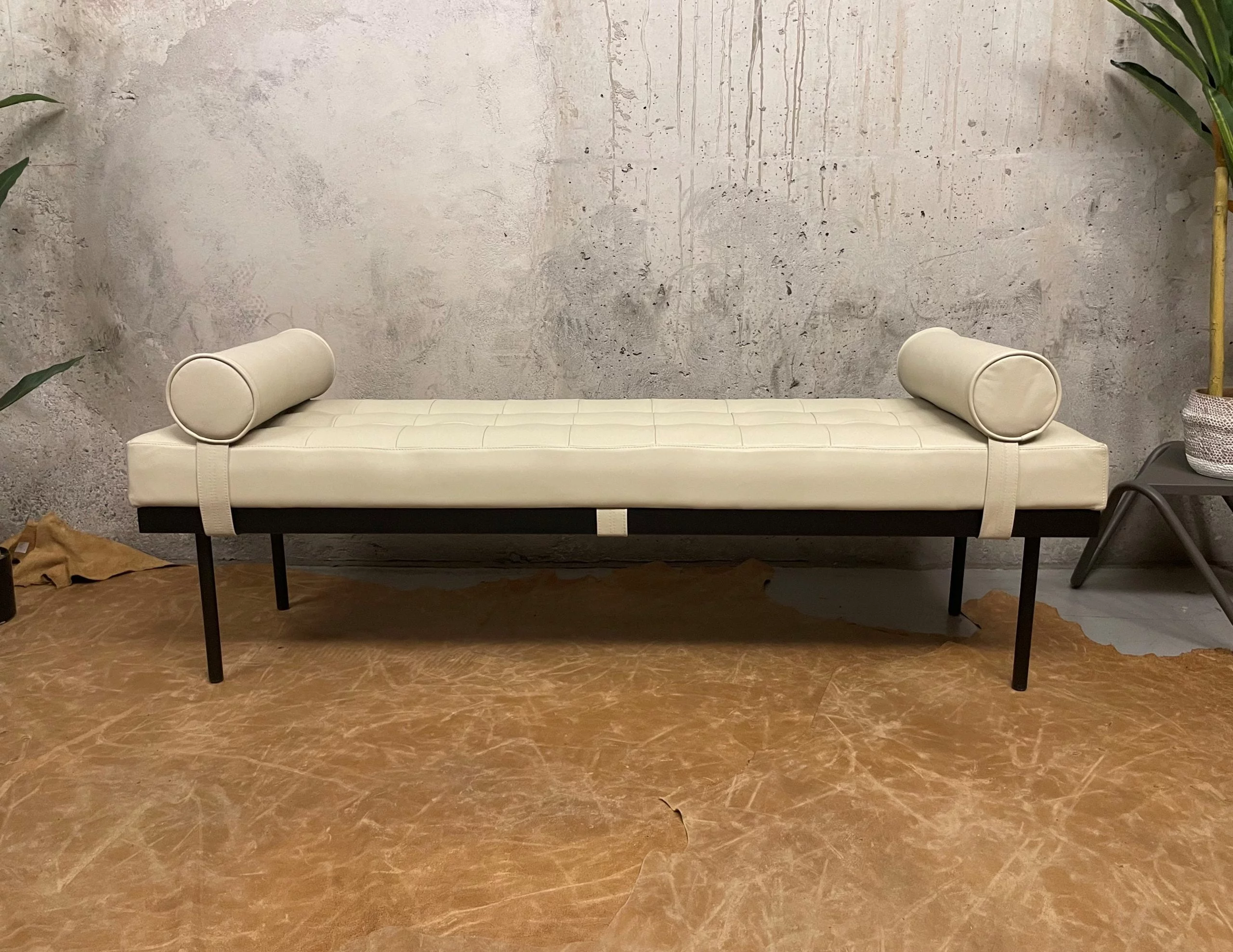 Banqueta de Cuero y Acero – Noma, Cuero Leon Plaster 100% Natural Uruguayo