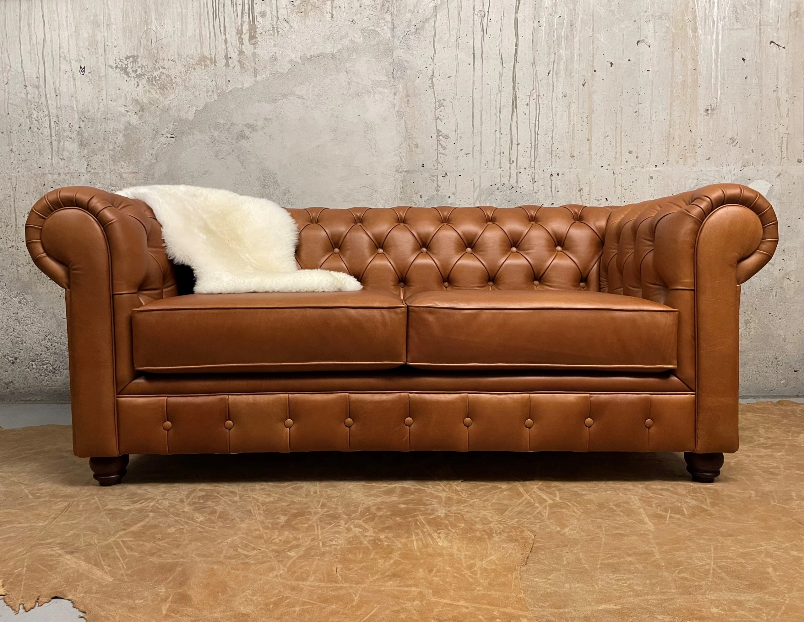 Sillon de Cuero – Chesterfield Color Fargo Whiskey, Asiento Liso, respaldo Recto clásico, Cuero 100% Natural Uruguayo