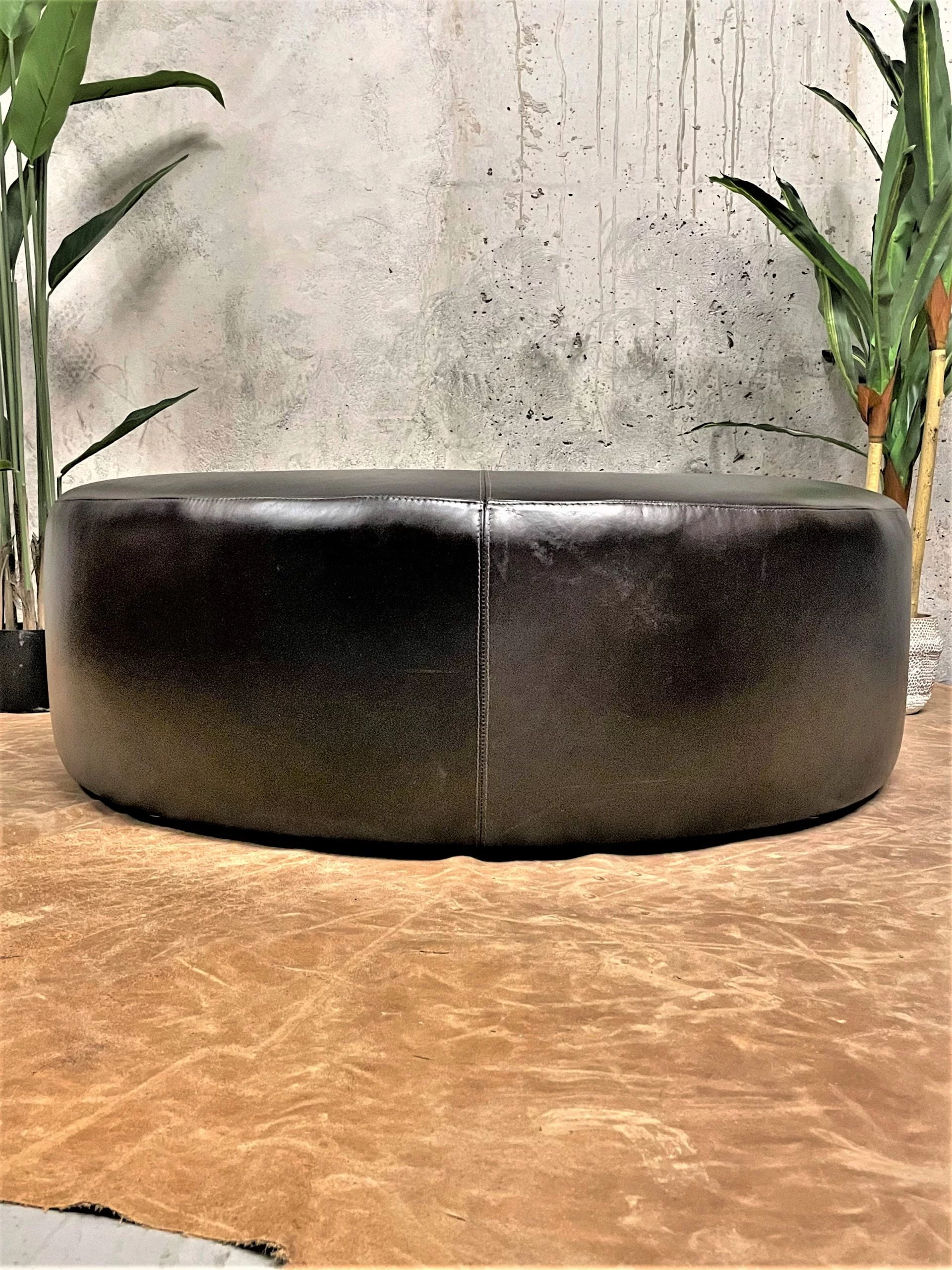 Pouf de Cuero – Redondo Manhattan, Color Hunter Chocolate, 110cmD x 35cmH, Cuero 100% Natural Uruguayo