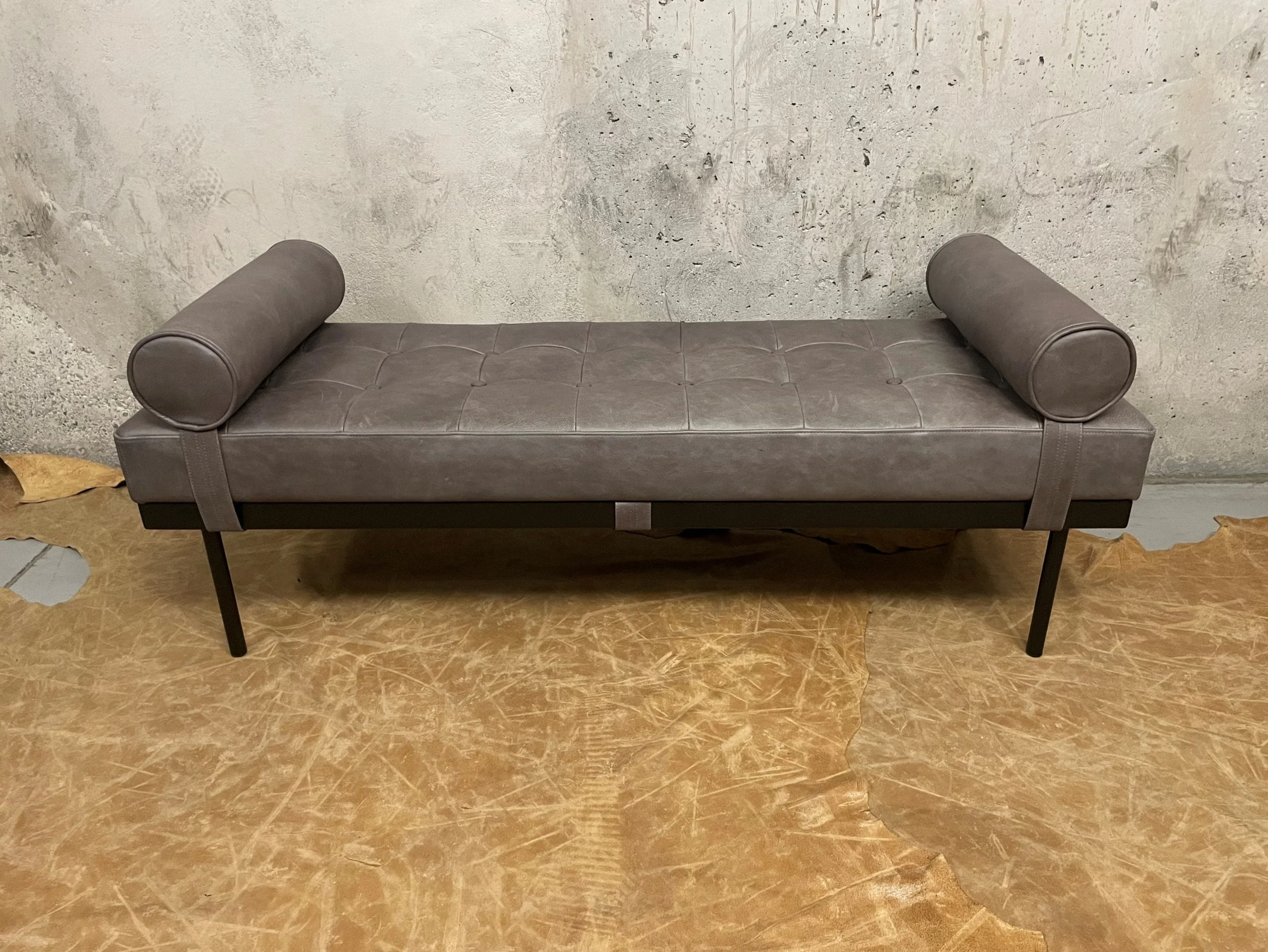 Banqueta de Cuero y Acero – Noma, Cuero Fargo Gris 100% Natural Uruguayo