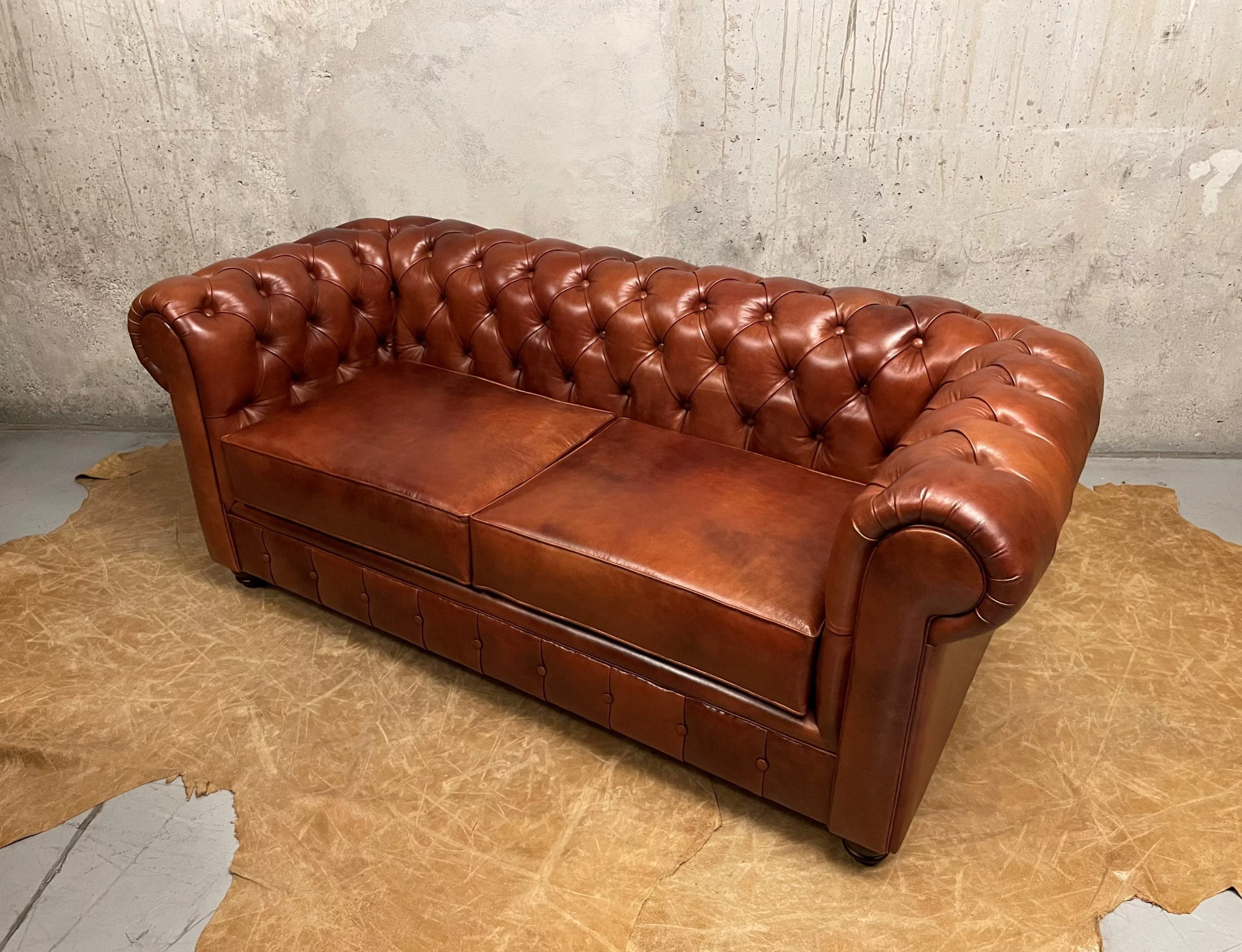 Sillon de Cuero – Chesterfield Color Hunter Red Brown, respaldo recto clásico, Cuero 100% Natural Uruguayo