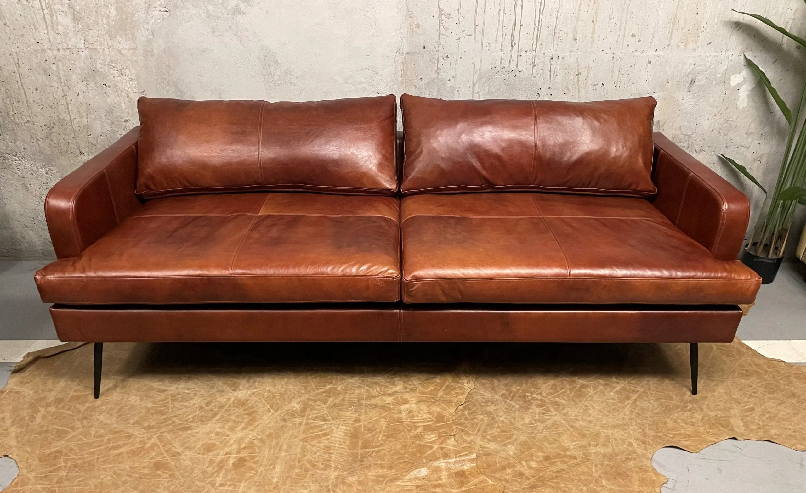 Sillon de Cuero – Slim Sasiori Color Hunter Red Brown, asiento liso, Cuero 100% Natural Uruguayo