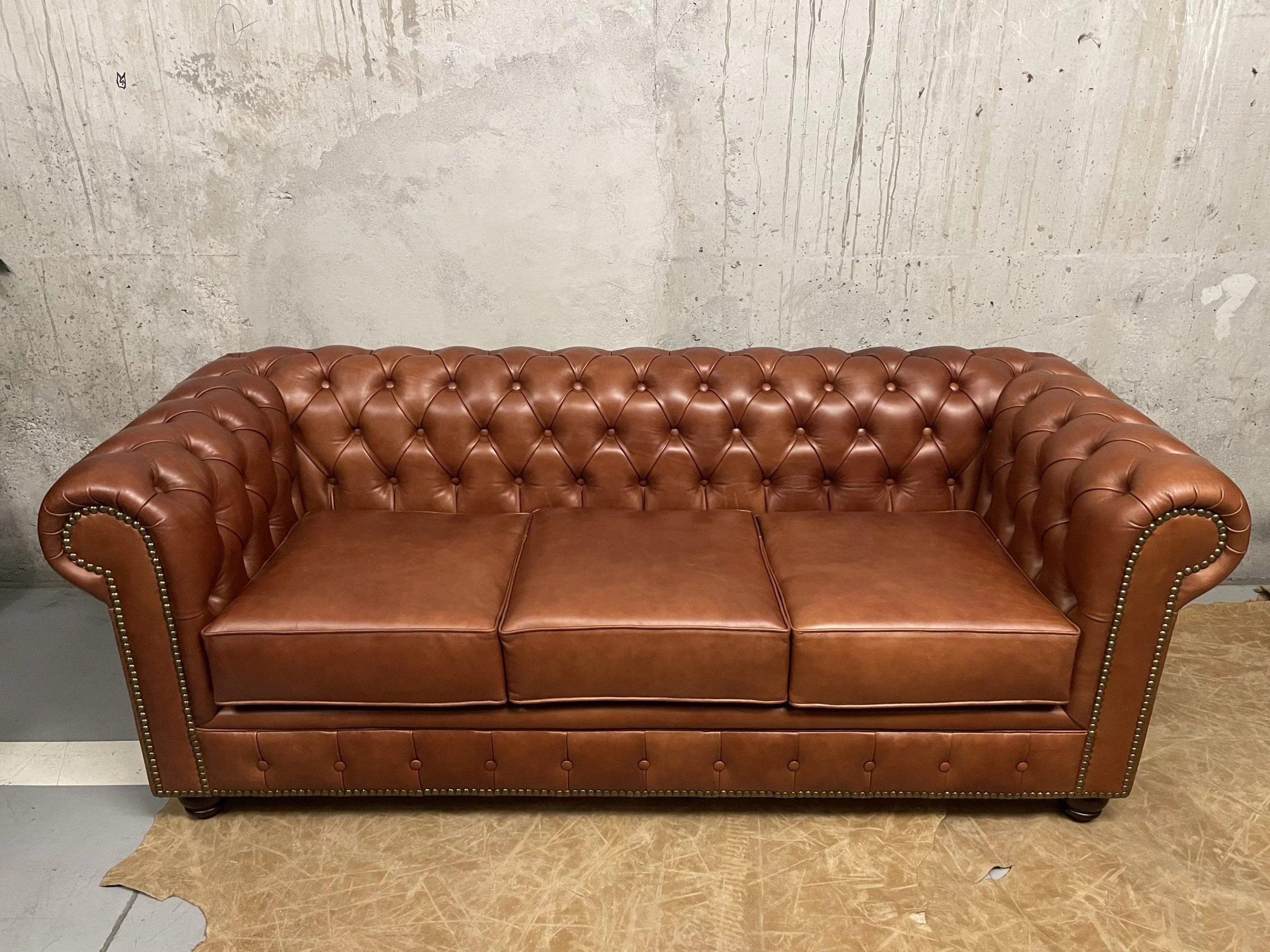 Sillon de Cuero – Chesterfield Color Hunter Red Brown, Asientos Lisos, respaldo Recto Clásico, Cuero 100% Natural Uruguayo
