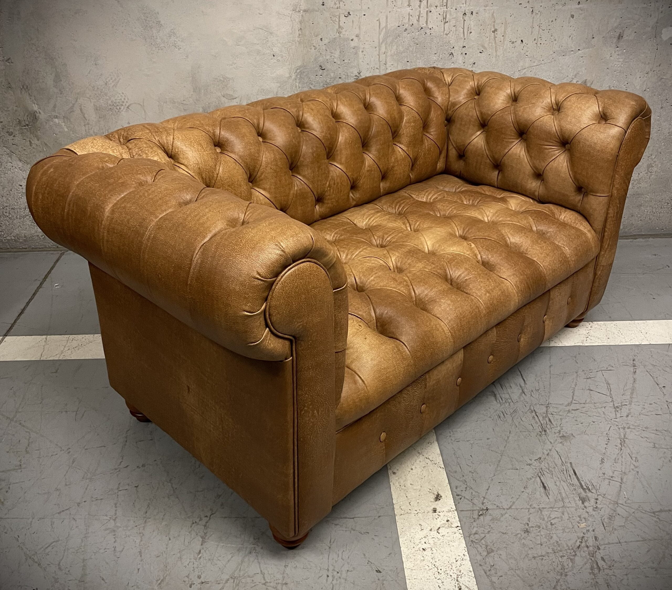 Sillon de Cuero – Sofá Chesterfield Color Milagro Whiskey, Capitoné Ingles, respaldo Recto Clásico, Cuero 100% Natural Uruguayo