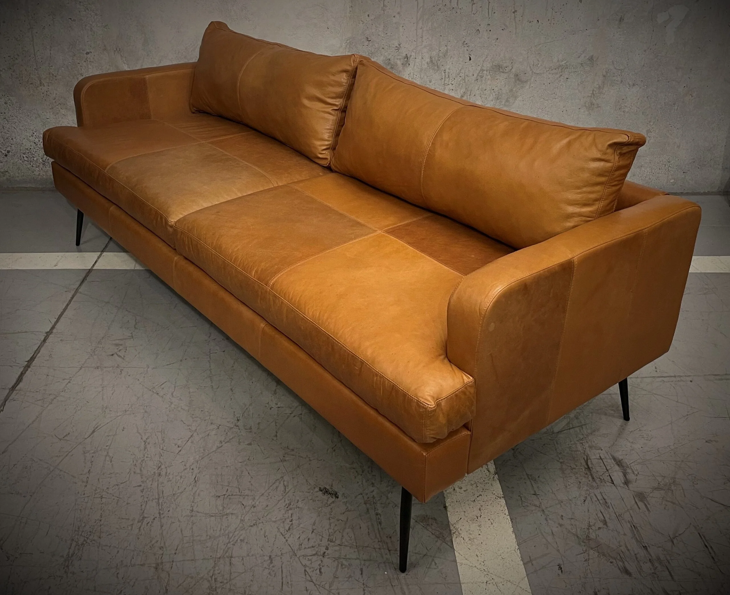 Sillon de Cuero – Slim Sasiori Color Rustic Bright Honey, asiento liso, Cuero 100% Natural Uruguayo