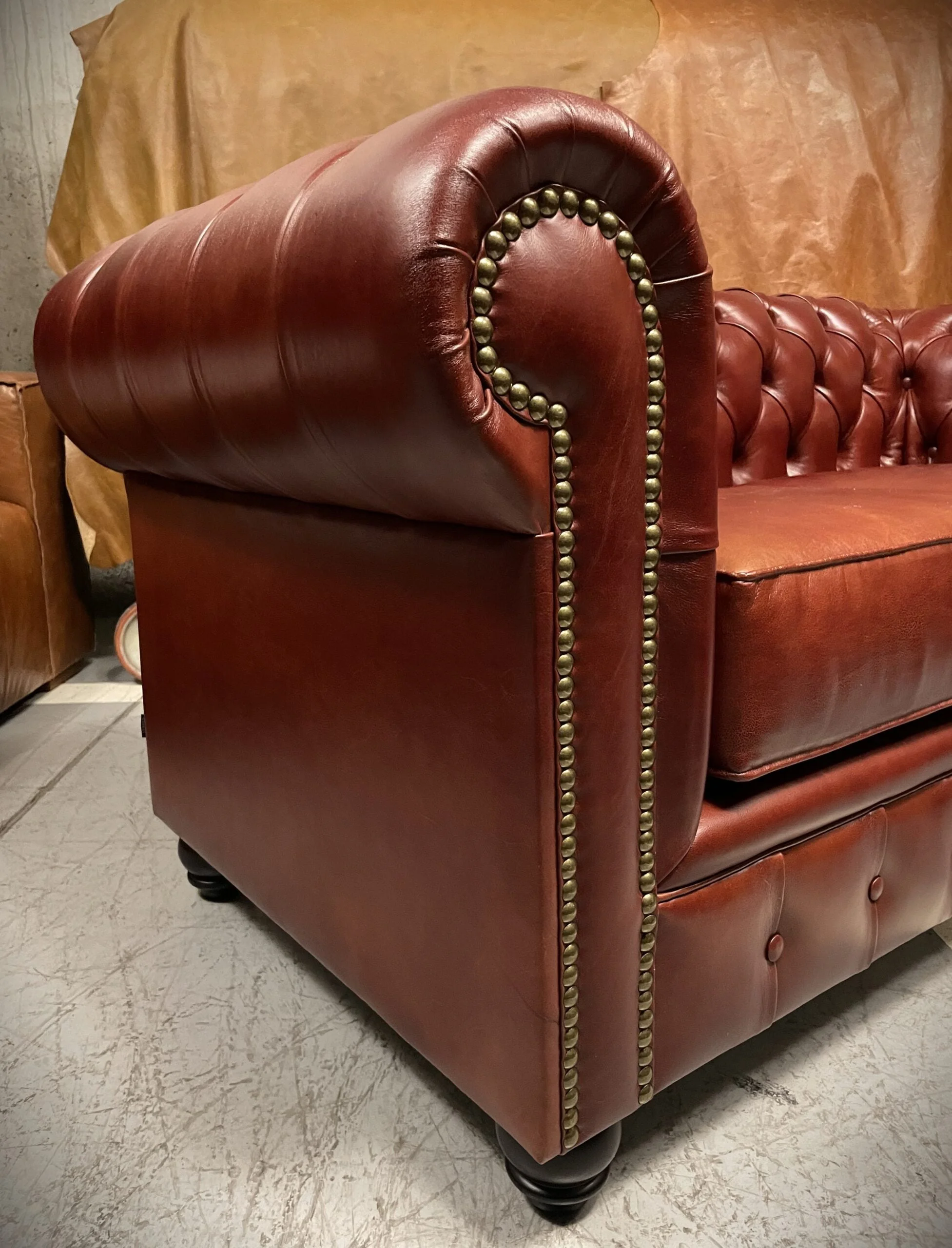 Sillon de Cuero - Chesterfield Color Hunter Cherry, Cojines lisos, respaldo Recto Clásico, Cuero 100% Natural Uruguayo.