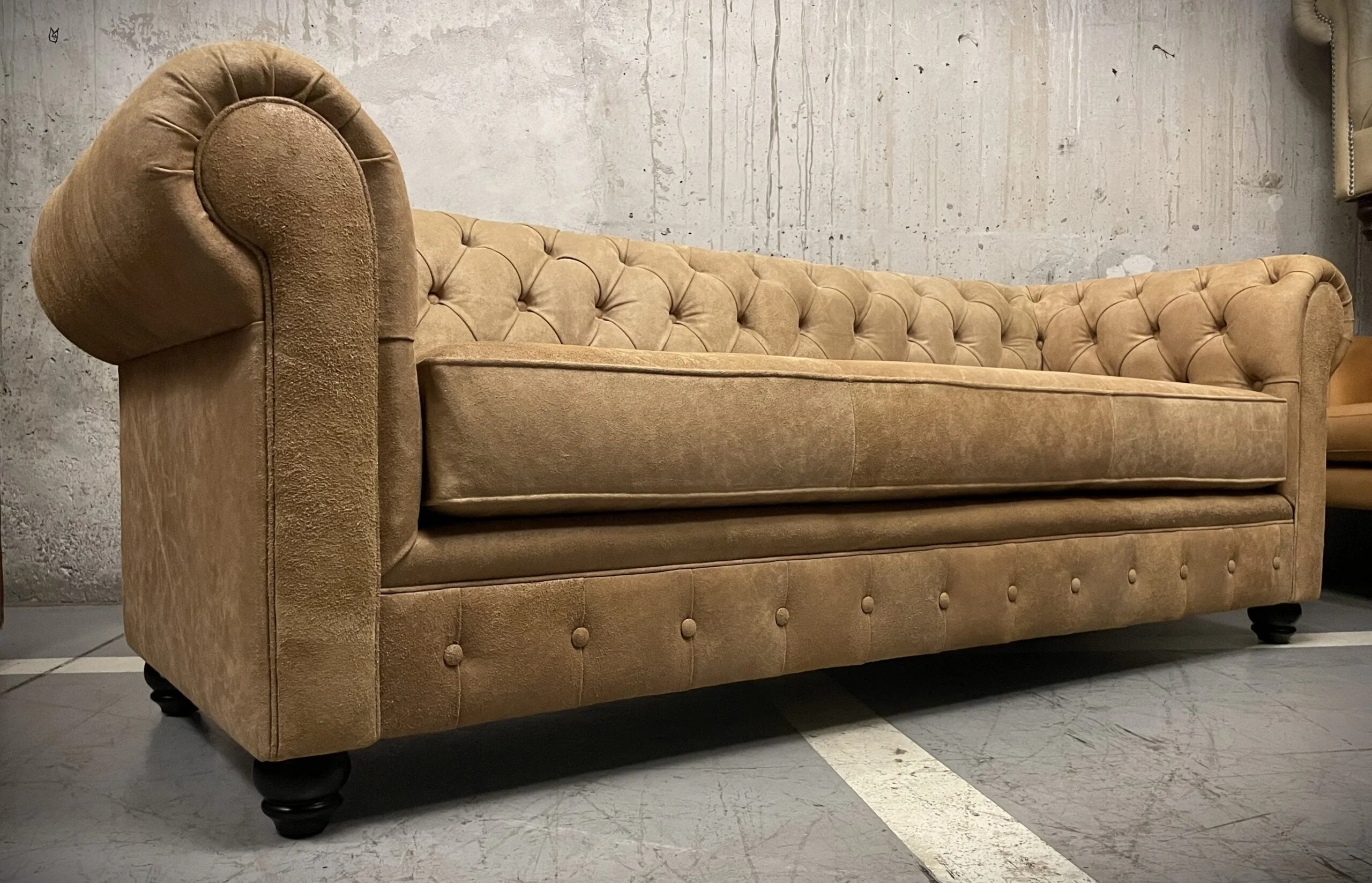 Sillon de Cuero- Chesterfield Color Distroi Oak, 240cm de frente, Cojín único asiento, tres costuras, Respaldo Recto Clásico, Cuero 100% Natural Uruguayo 6
