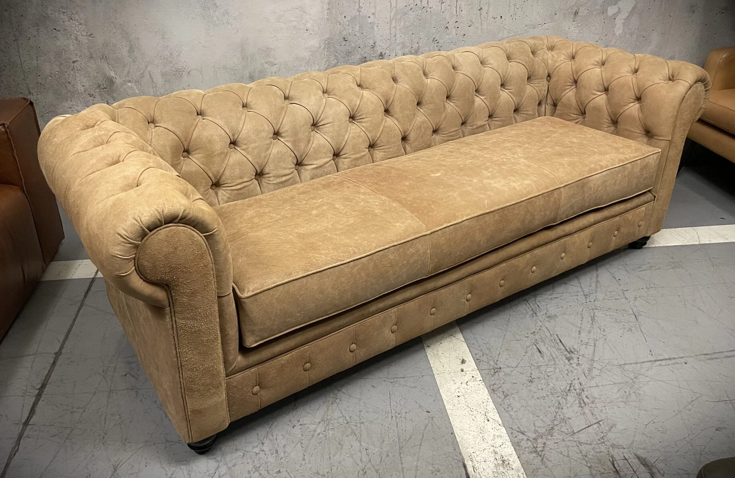 Sillon de Cuero – Chesterfield Color Distroi Oak, 240 cm de frente, Cojín único asiento, tres costuras, Respaldo Recto Clásico, Cuero 100% Natural Uruguayo