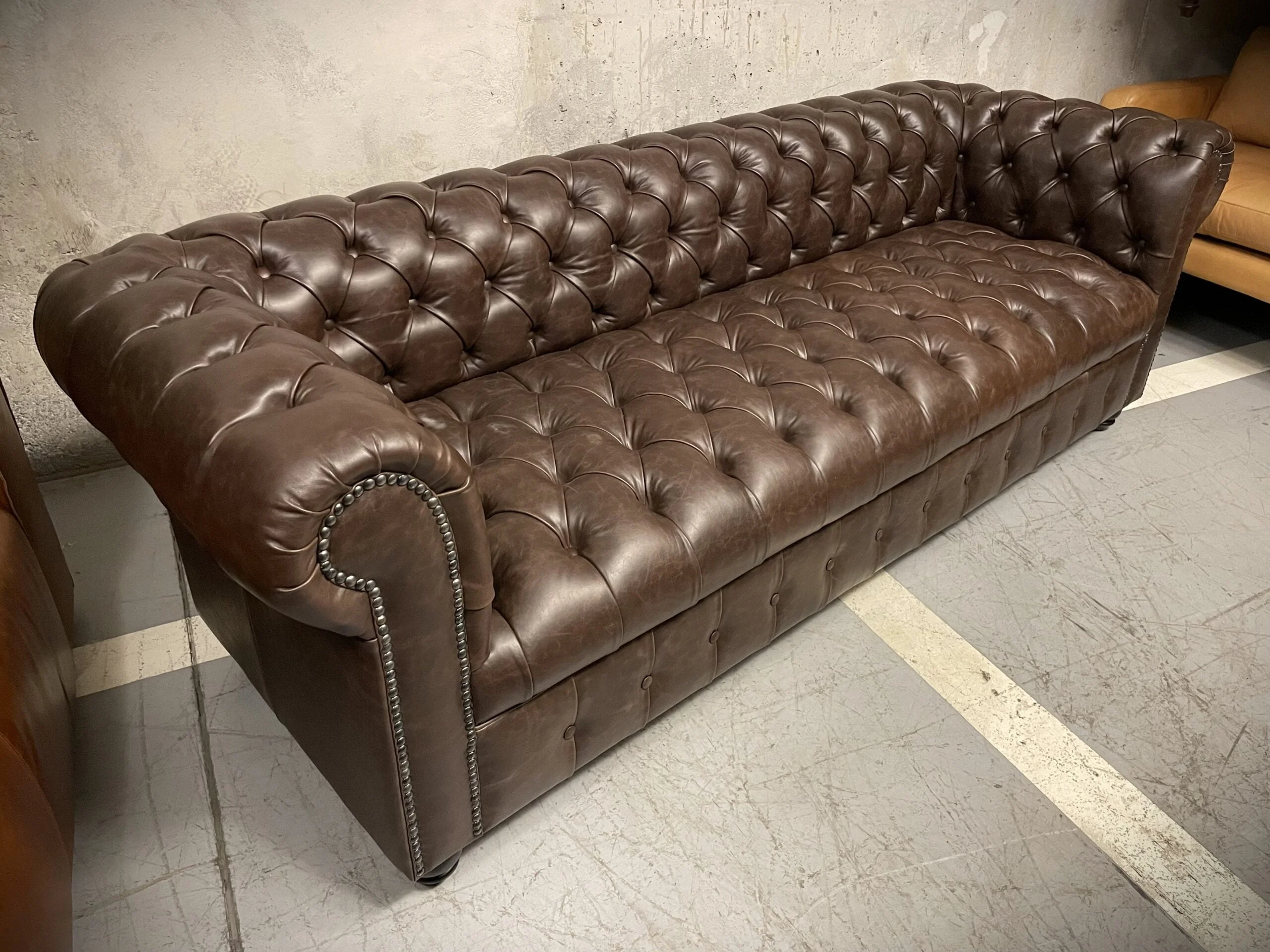 Sofá de Cuero – Chesterfield Color Riga Chocolate, Capitoné Ingles, respaldo Recto Clásico, Cuero 100% Natural Uruguayo