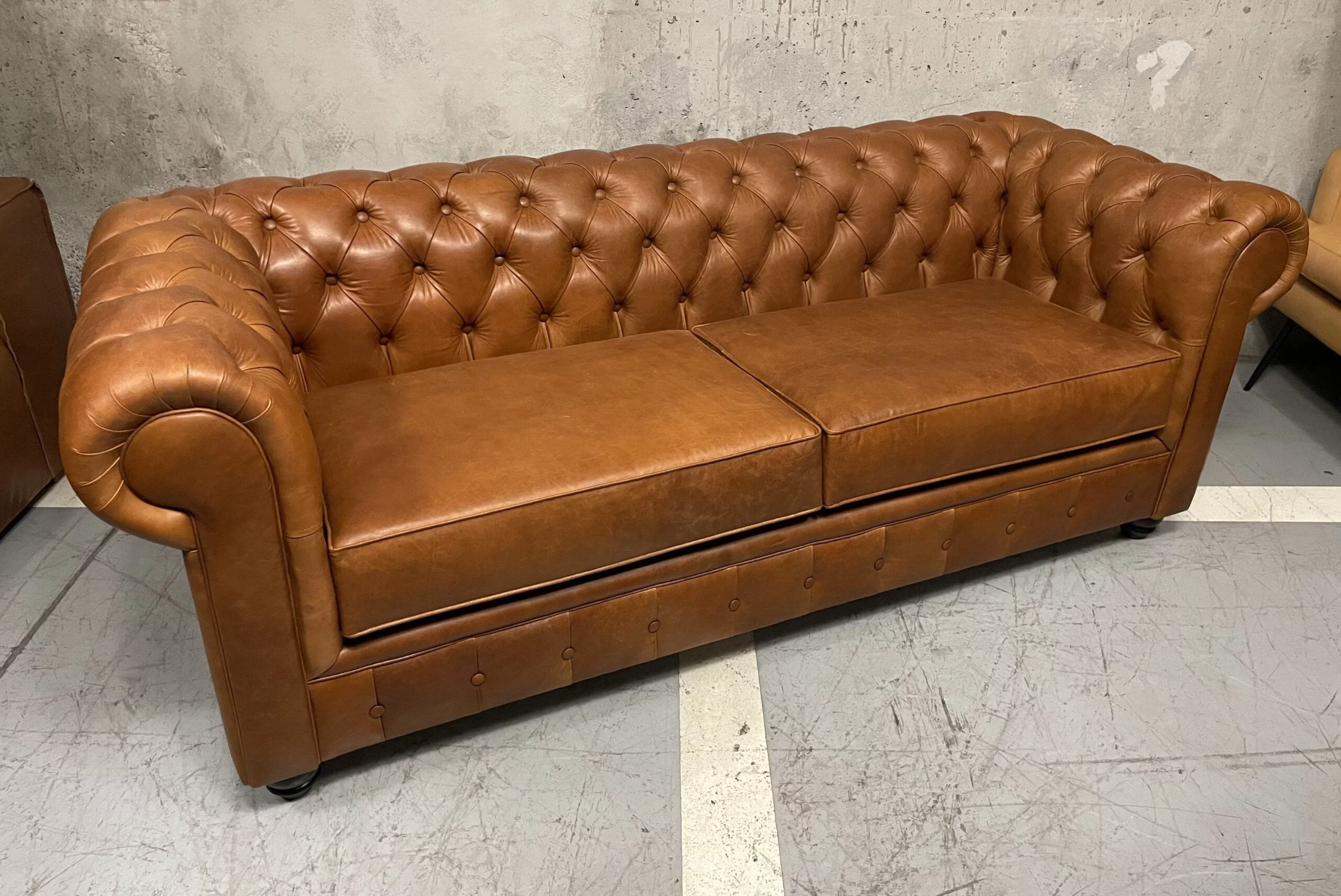 Sofá Chesterfield Color Rustic Terra, Cojines Lisos, respaldo Recto Clásico, Cuero 100% Natural Uruguayo