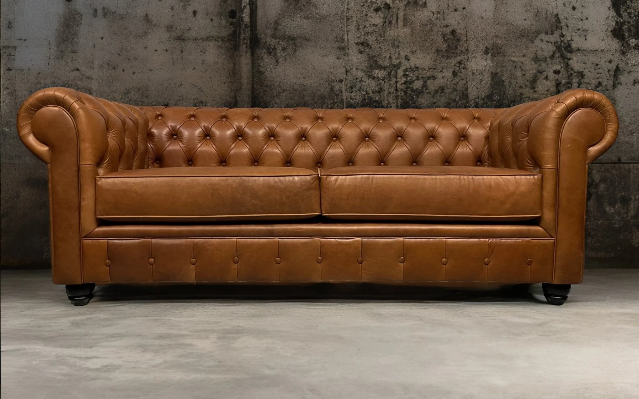 Sillon de Cuero – Chesterfield Color Rustic Terra, Cojines Lisos, respaldo Recto Clásico, Cuero 100% Natural Uruguayo