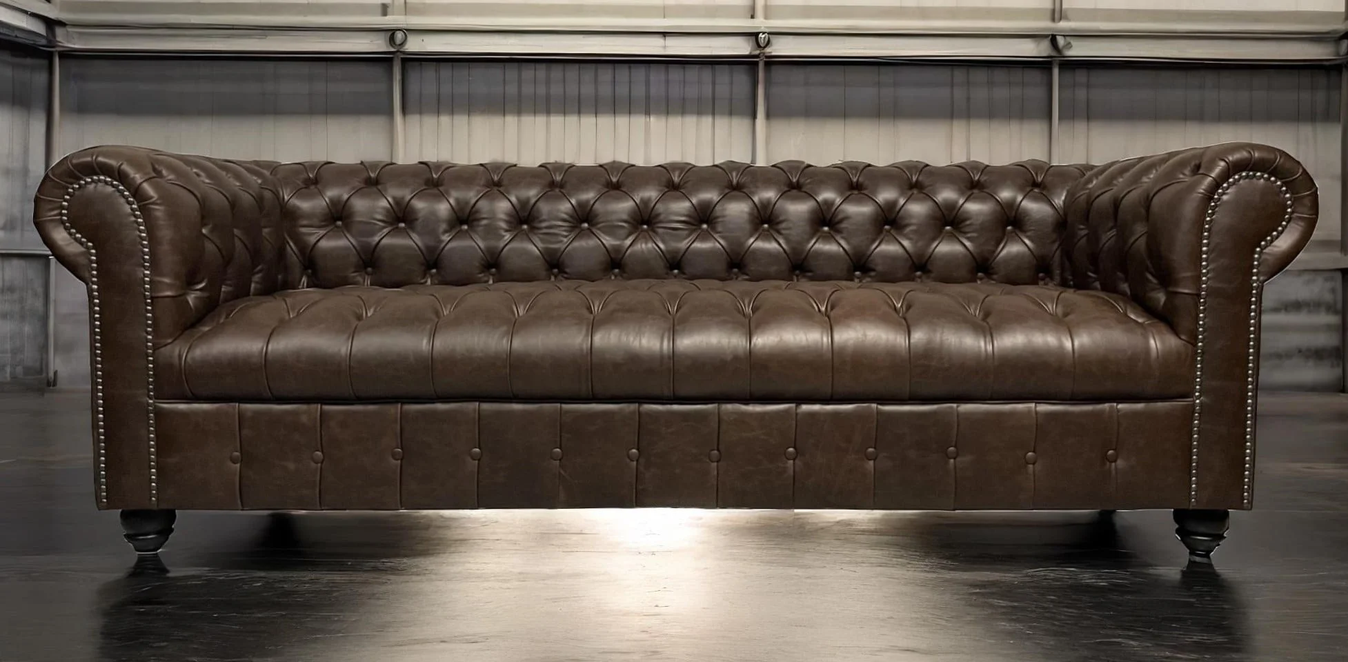 Sofá de Cuero - Chesterfield Color Riga Chocolate, Capitoné Ingles, respaldo Recto Clásico, Cuero 100% Natural Uruguayo
