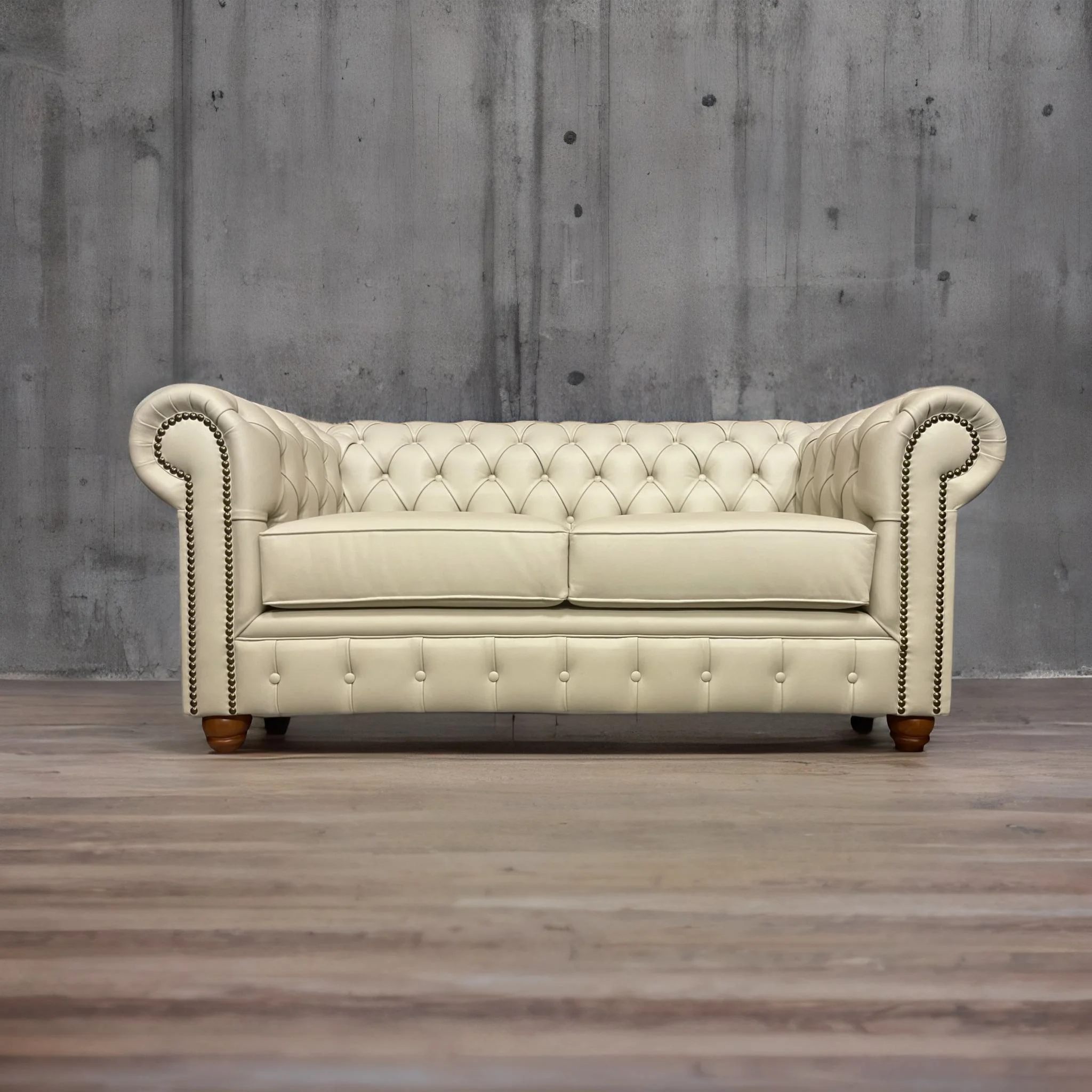Sillon de Cuero – Chesterfield Color León Plaster, Cojines lisos, Tachas, respaldo Recto Clásico, Cuero 100% Natural Uruguayo.