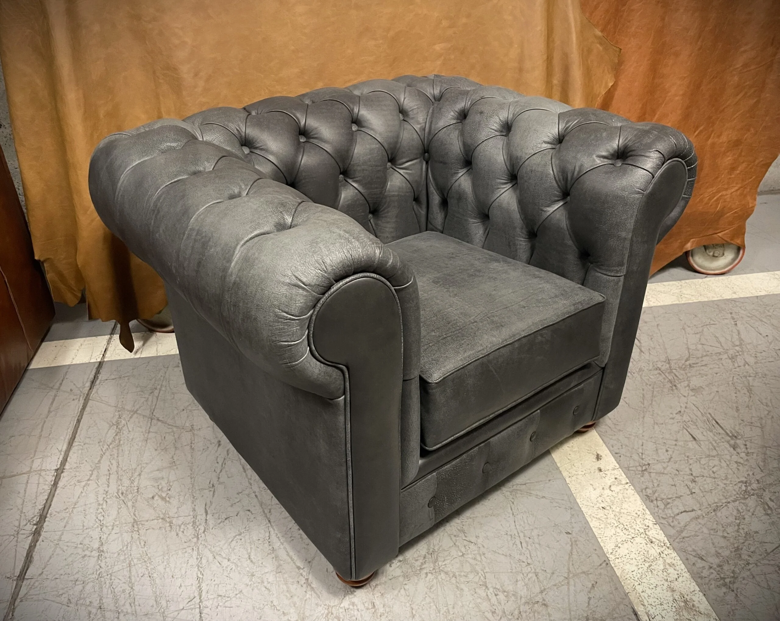Sillón de Cuero- Chesterfield Milagro Gris, 110cm de frente, asiento liso, Respaldo Recto Clásico, Cuero 100% Natural Uruguayo