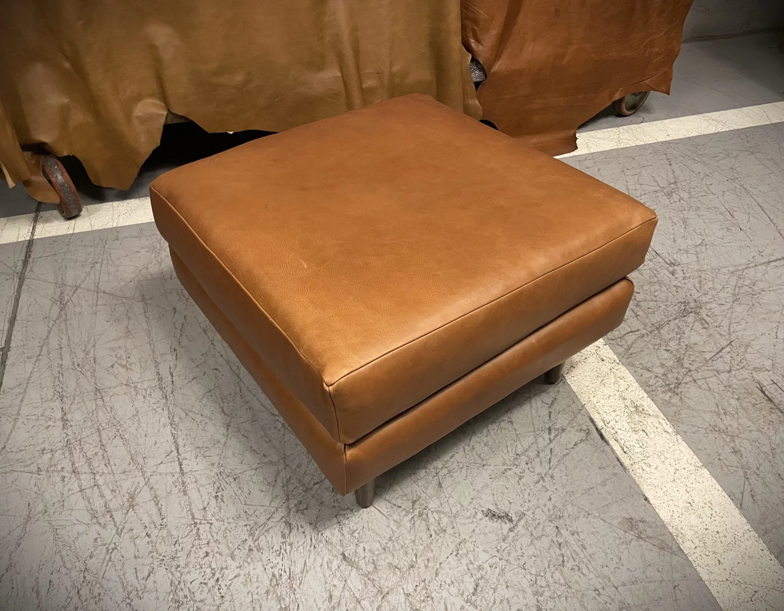 Pouf Slim de Cuero – Cojín liso, Patas Cónicas de Madera, Color Fargo Whiskey 70x70x47cm, Cuero 100% Natural Uruguayo 5