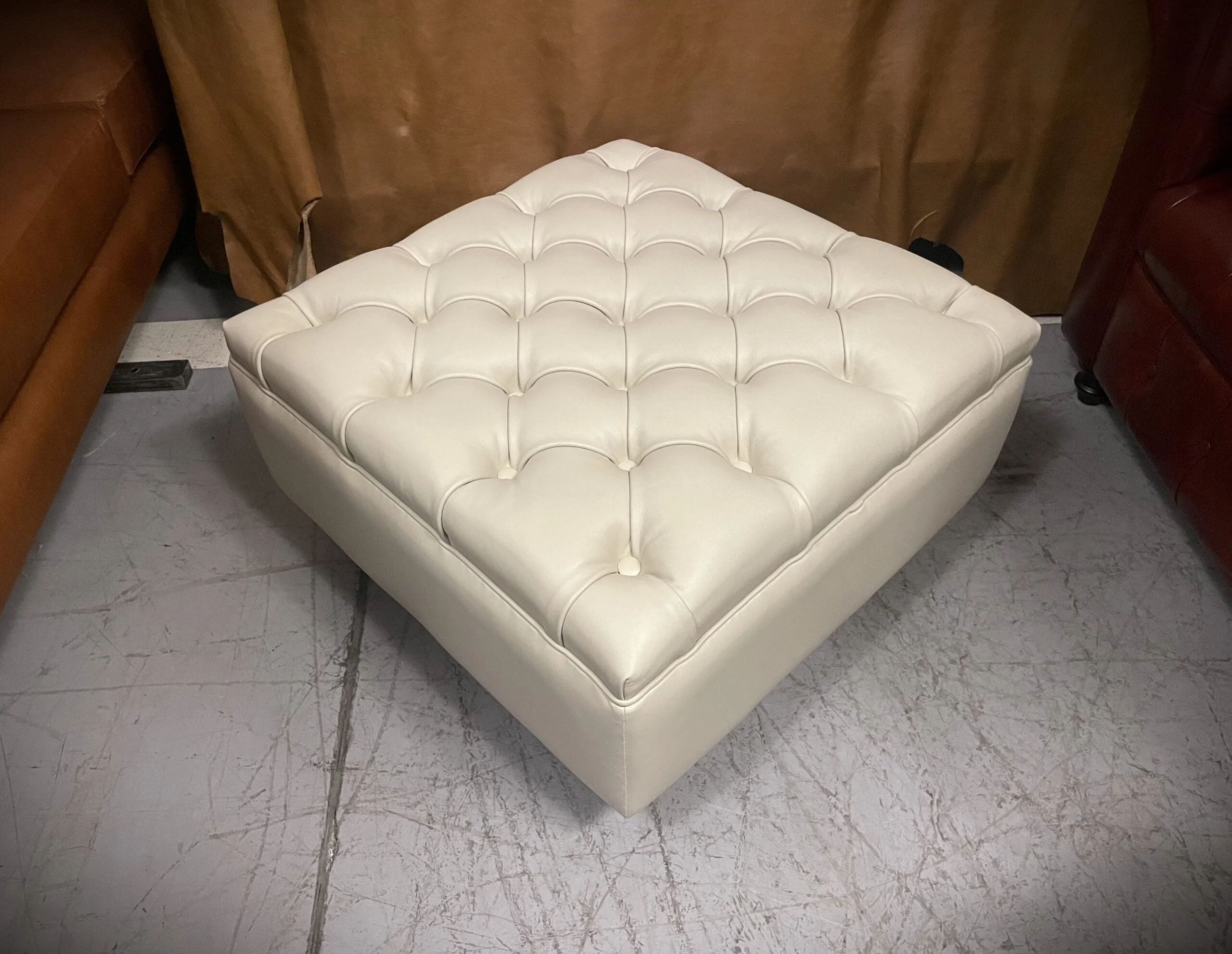 Pouf de Cuero – Pouf Ottoman de Cuero – Capitoné, Color Leon Plaster 70x70x42cm, Cuero 100% Natural Uruguayo