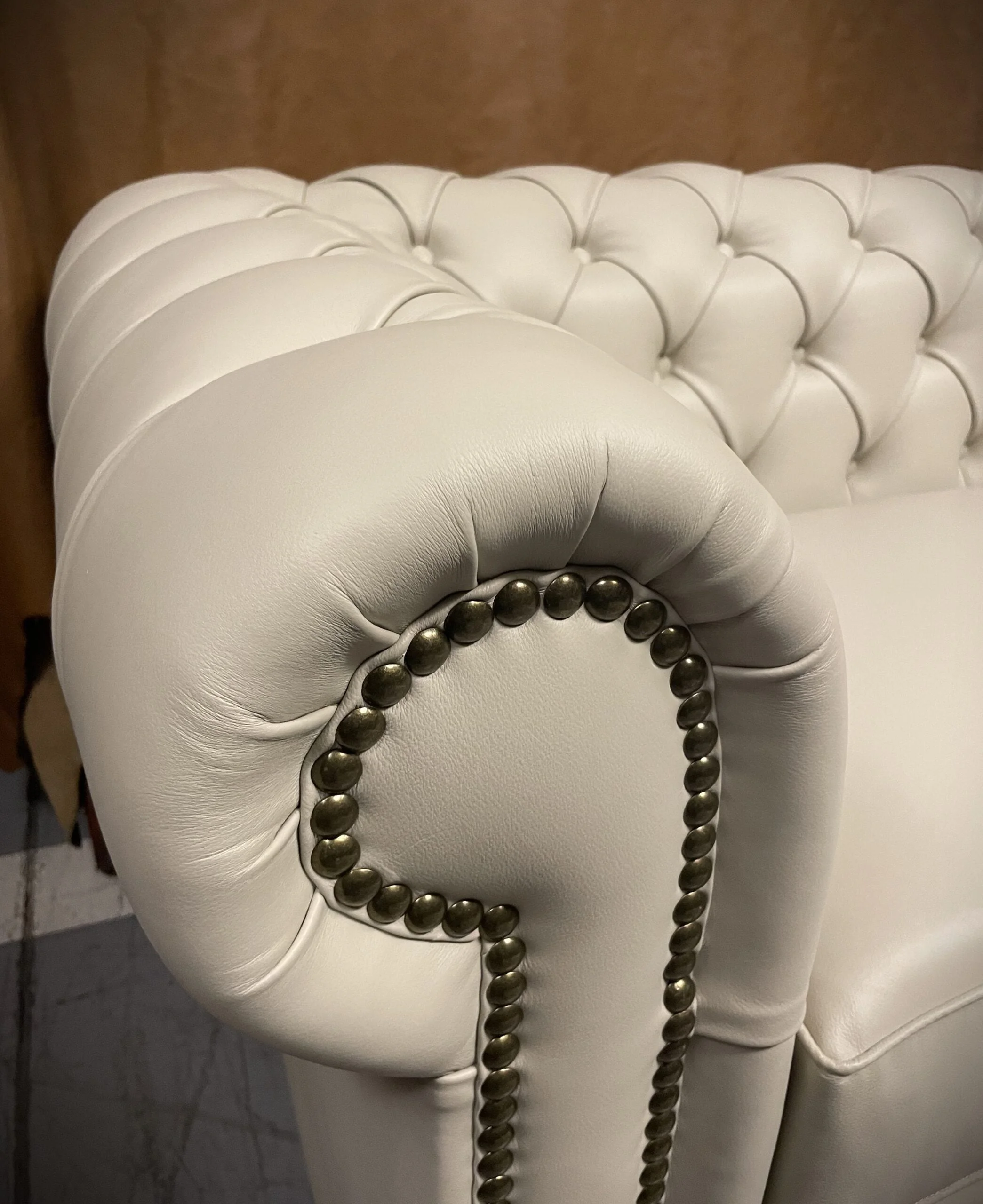 Sillon de Cuero - Chesterfield Color León PLaster, Cojines lisos, Tachas, respaldo Recto Clásico, Cuero 100% Natural Uruguayo.