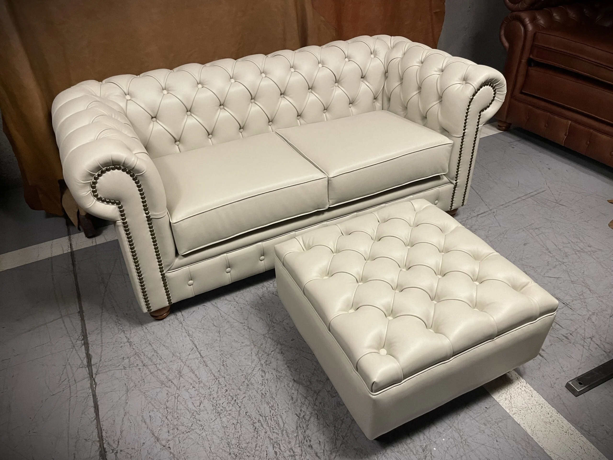 Pouf de Cuero – Pouf Ottoman de Cuero – Capitoné, Color Leon Plaster 70x70x42cm, Cuero 100% Natural Uruguayo 6 (15)