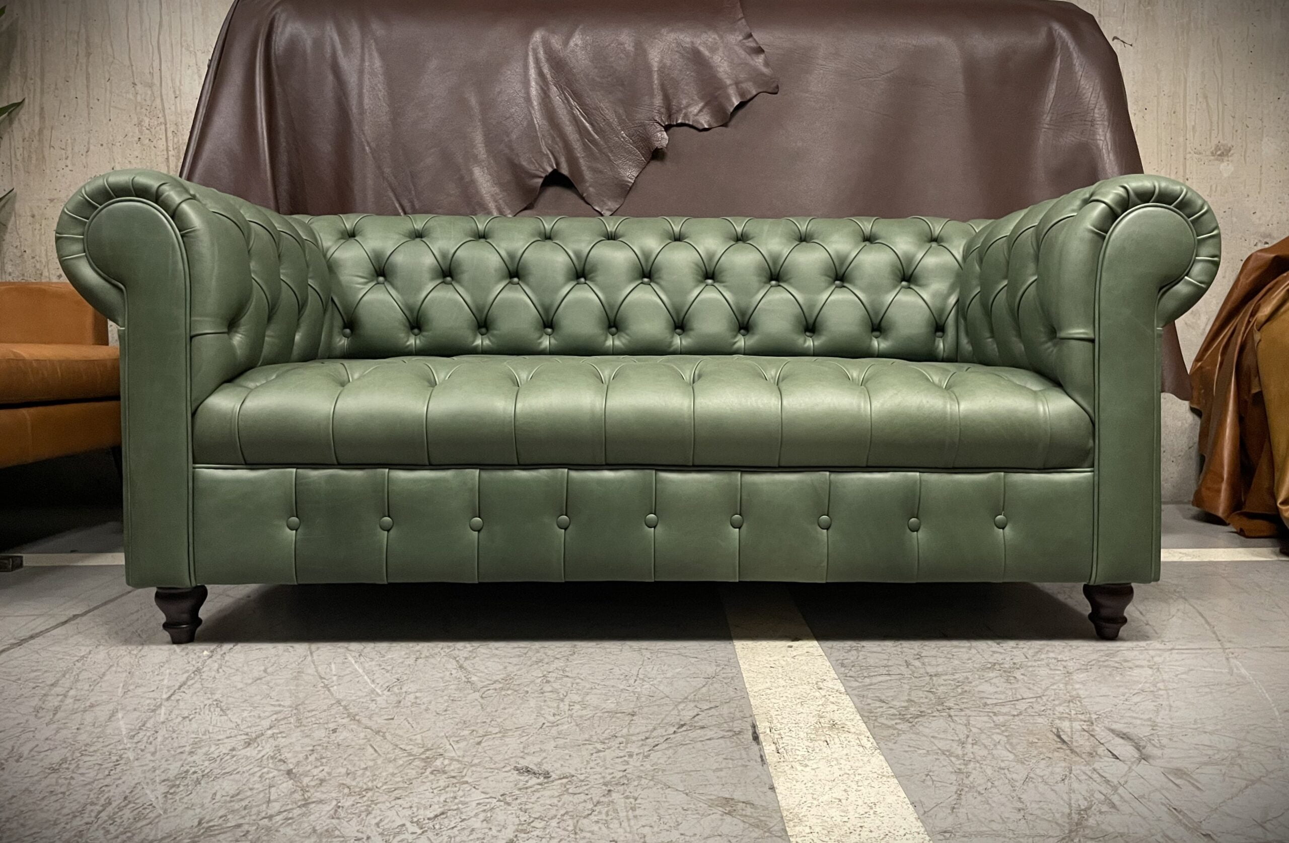 Sofá de Cuero – Sofá Chesterfield Color Fargo Verde Musgo, Capitoné Ingles, Brazos Pabilo, respaldo Recto Clásico, Cuero 100% Natural Uruguayo