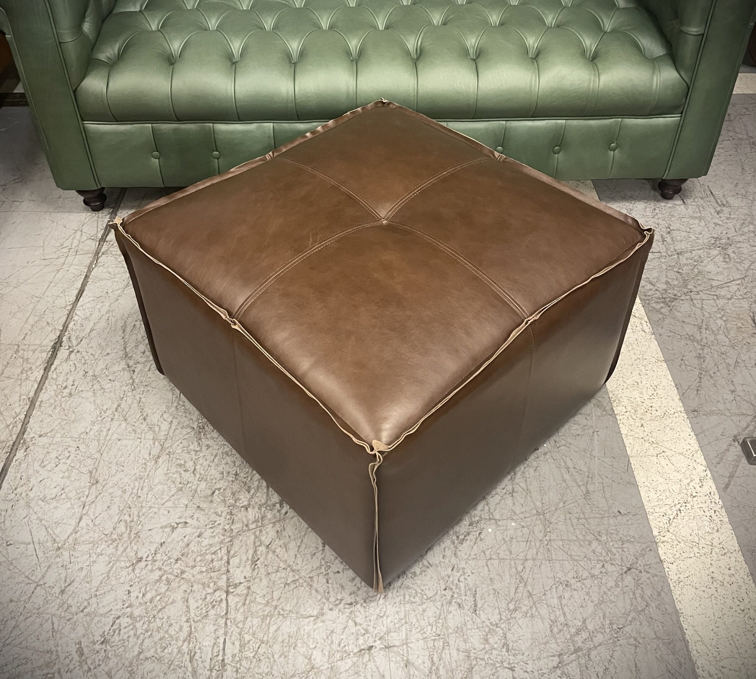 Pouf de Cuero – Tenor, Costura tipo pestaña, Color Fargo Dk Brown, 70x70x45cm, Cuero 100% Natural Uruguayo. 5 Pouf de Cuero – Tenor, Costura tipo pestaña, Color Fargo Dk Brown, 70x70x45cm, Cuero 100% Natural Uruguayo. 5